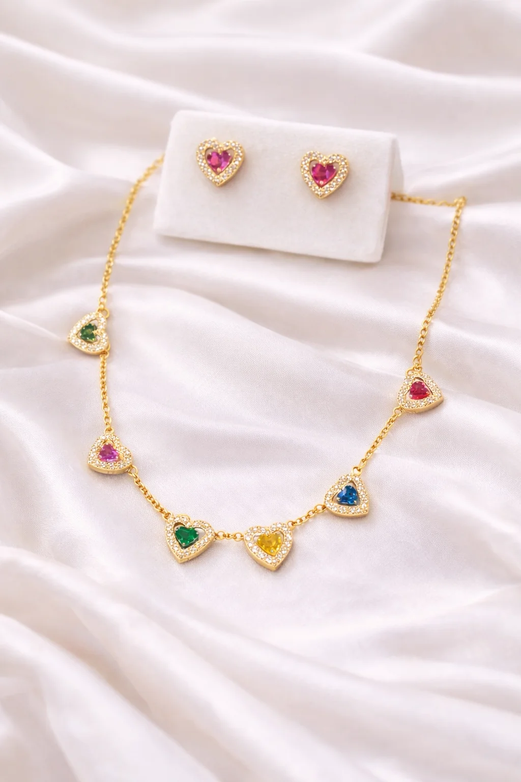 Conjunto Corações Vazados Cravejados com Zircônias coloridas 