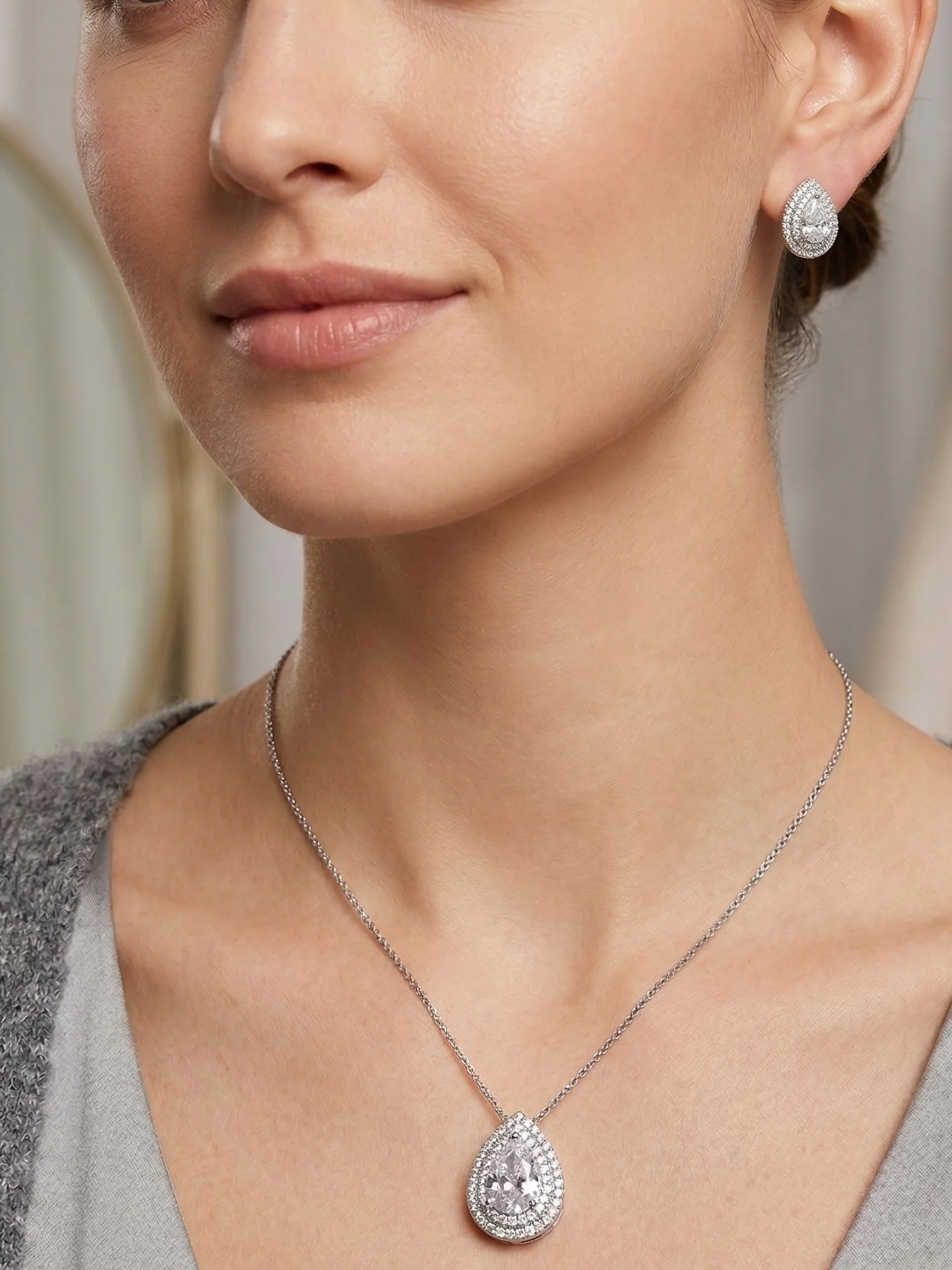 Conjunto Gota Colar e Brincos Cravejados com Cristal