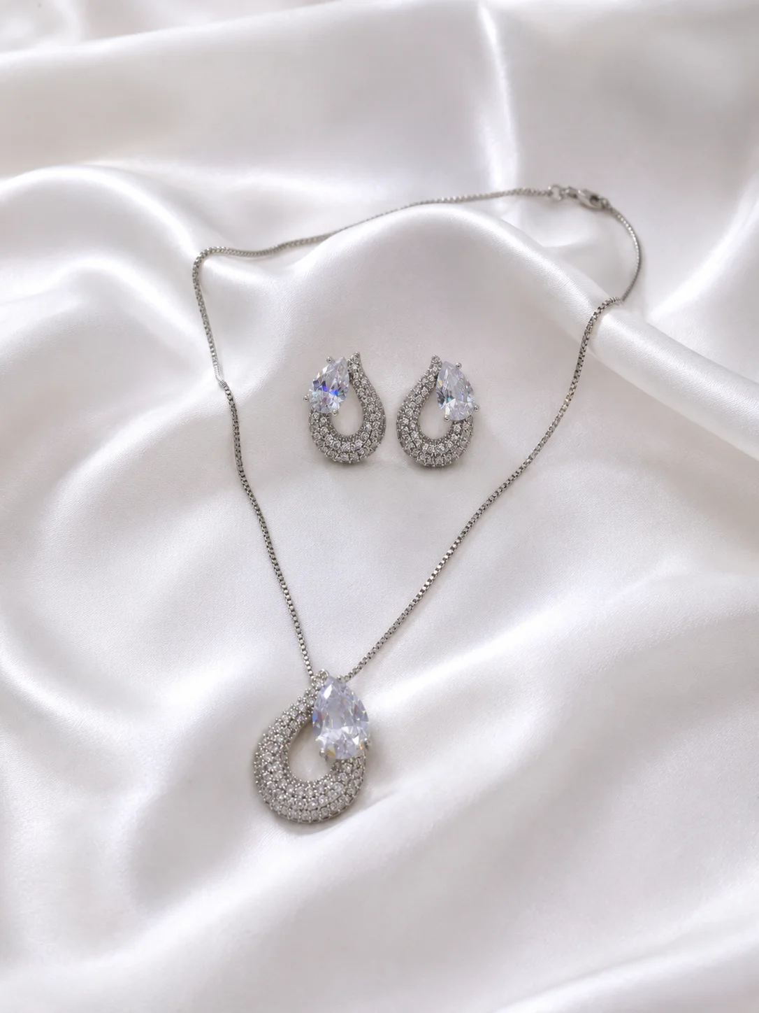Conjunto Gota Luxo Cravejado com Zircônia Donna Bendita