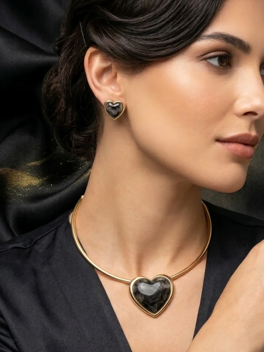 Conjunto Colar Aro e Brincos Coração de Resina Perolada