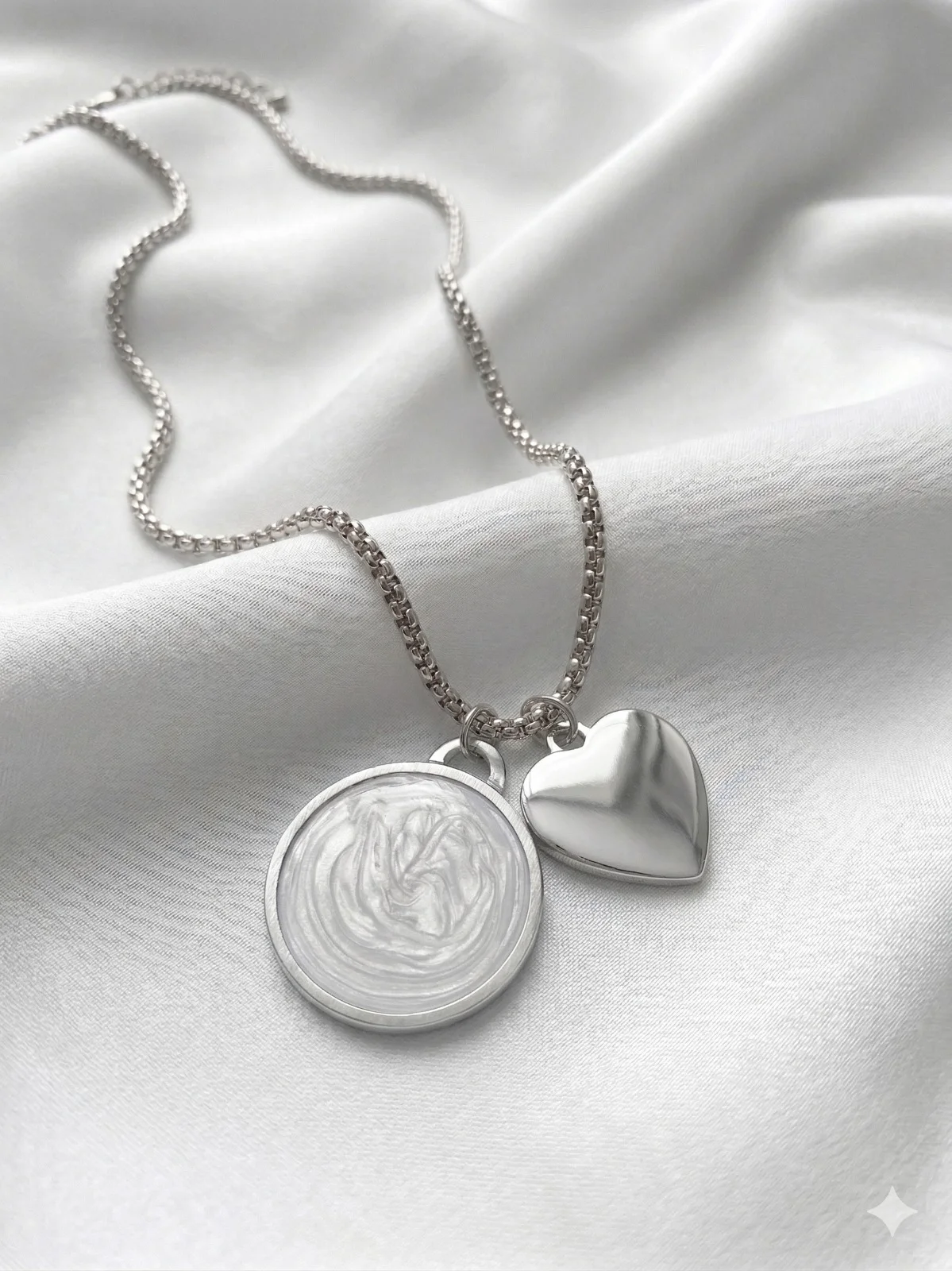 Colar Corrente Veneziana com Pingente de Medalha Esmaltada e Coração