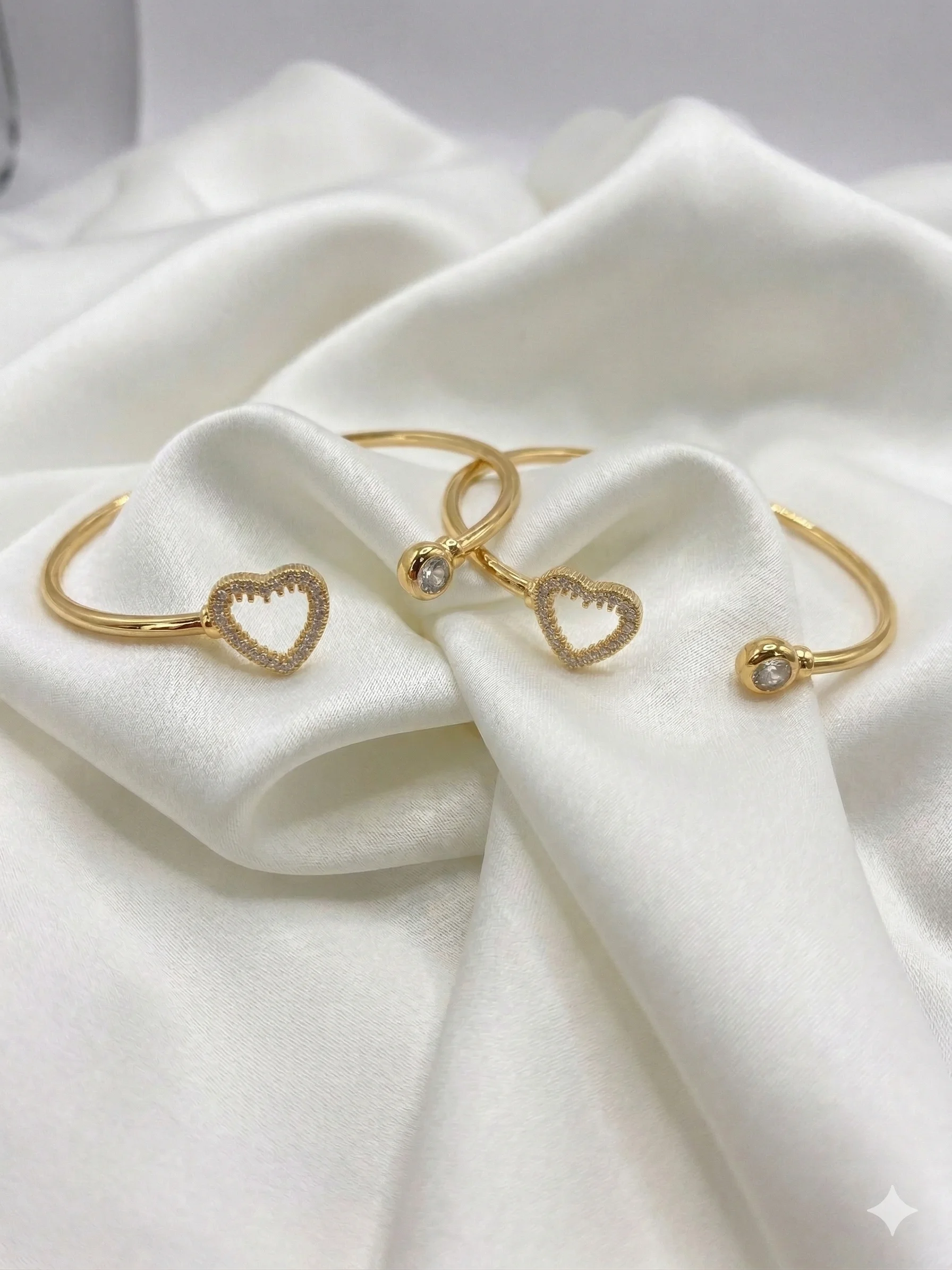 Bracelete Rígido Coração Cravejado e Ponto de Luz