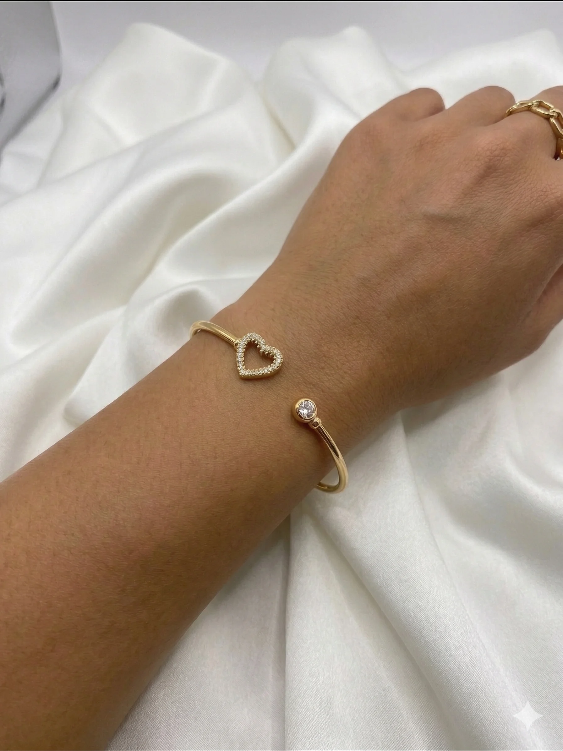 Bracelete Rígido Coração Cravejado e Ponto de Luz