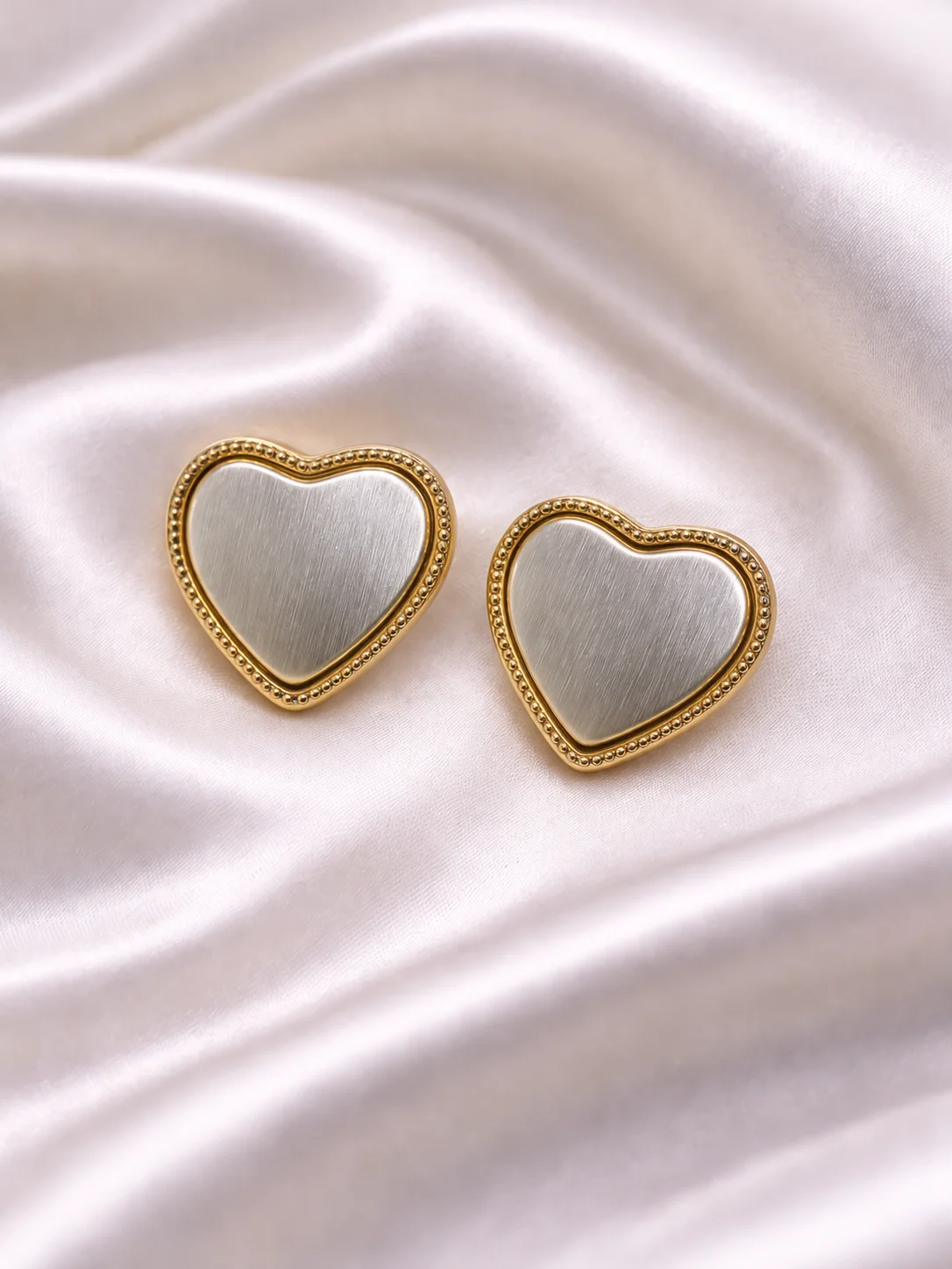 Brinco Coração Vintage com Borda Texturizada