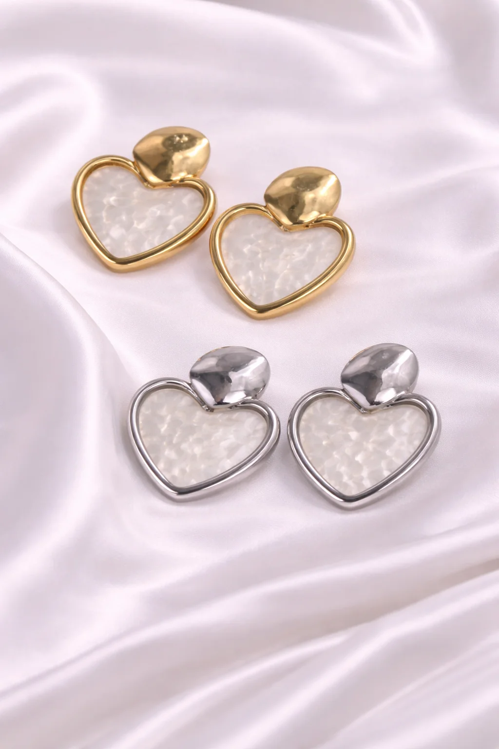 Brinco Coração Perolado Contorno Metalizado