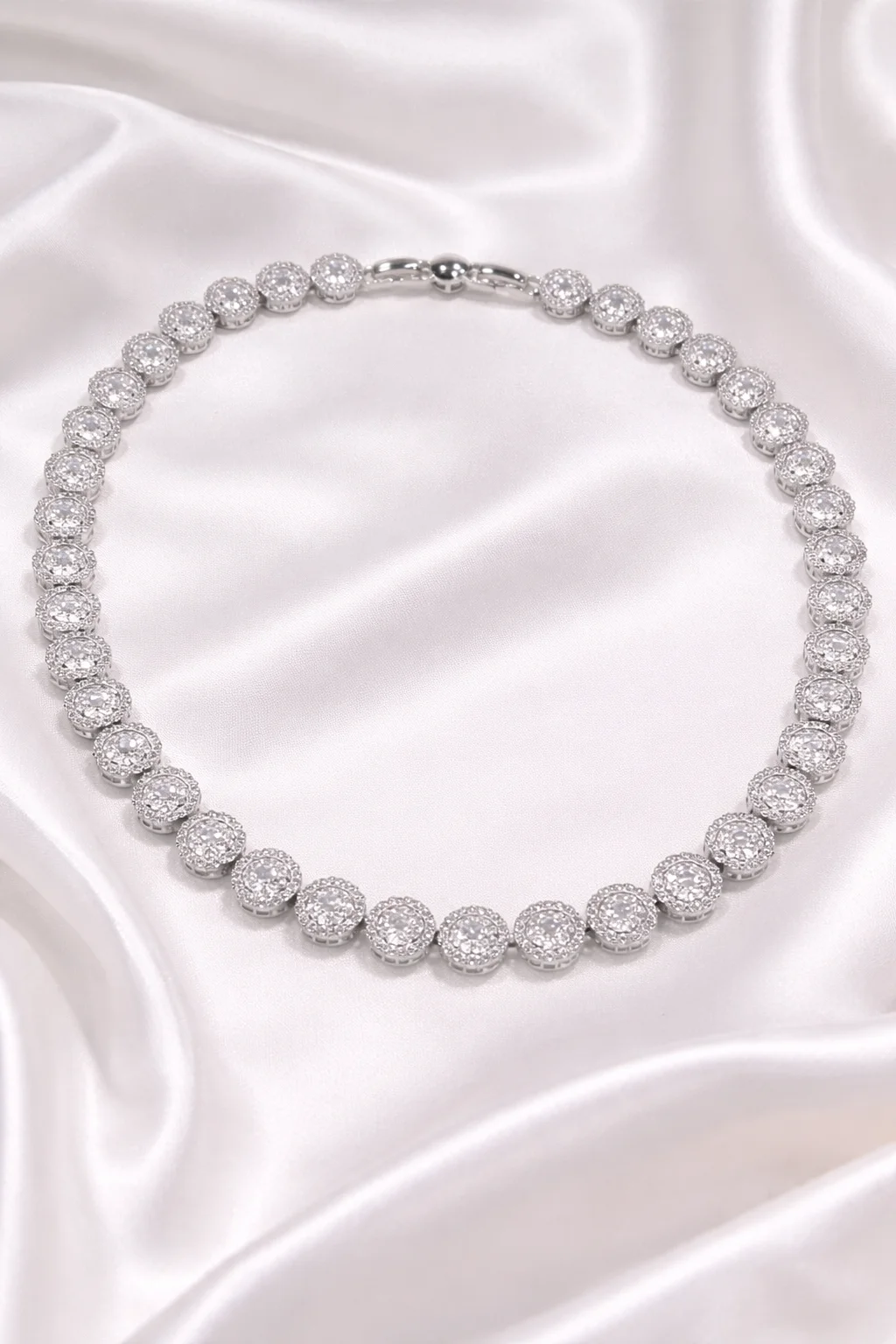 Colar Dourado Esferas Cravejadas.