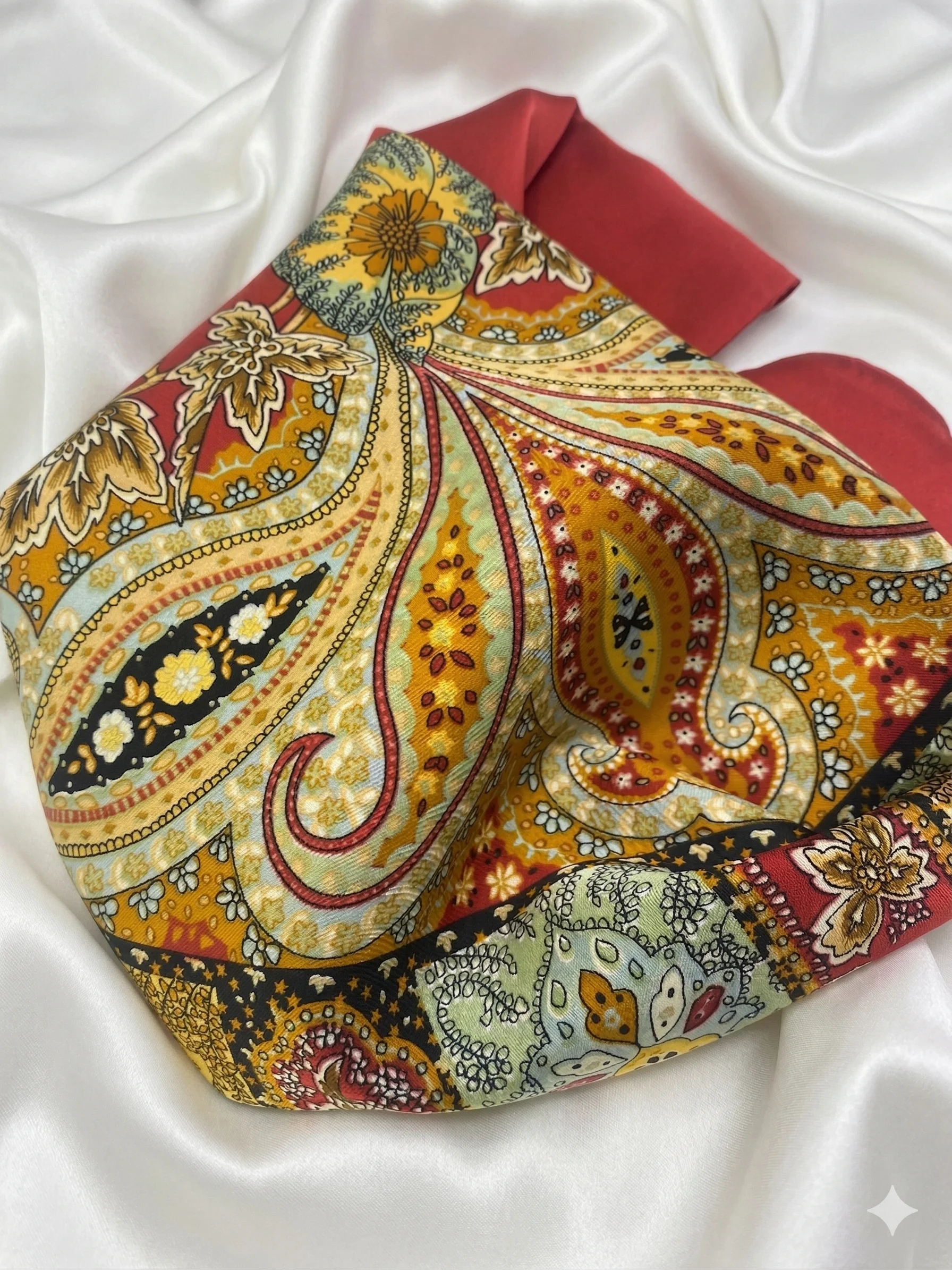 Lenço de Cetim Estampa Paisley 