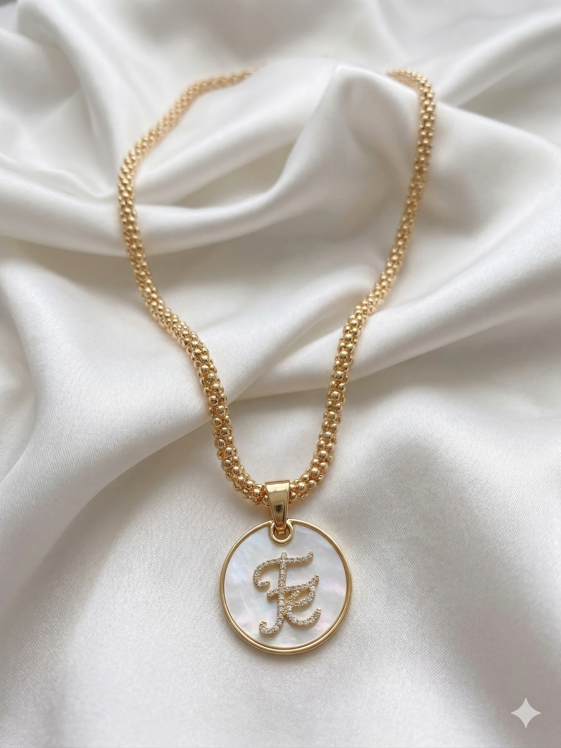 Colar Medalha Madrepérola com Palavra "Fé" Cravejada