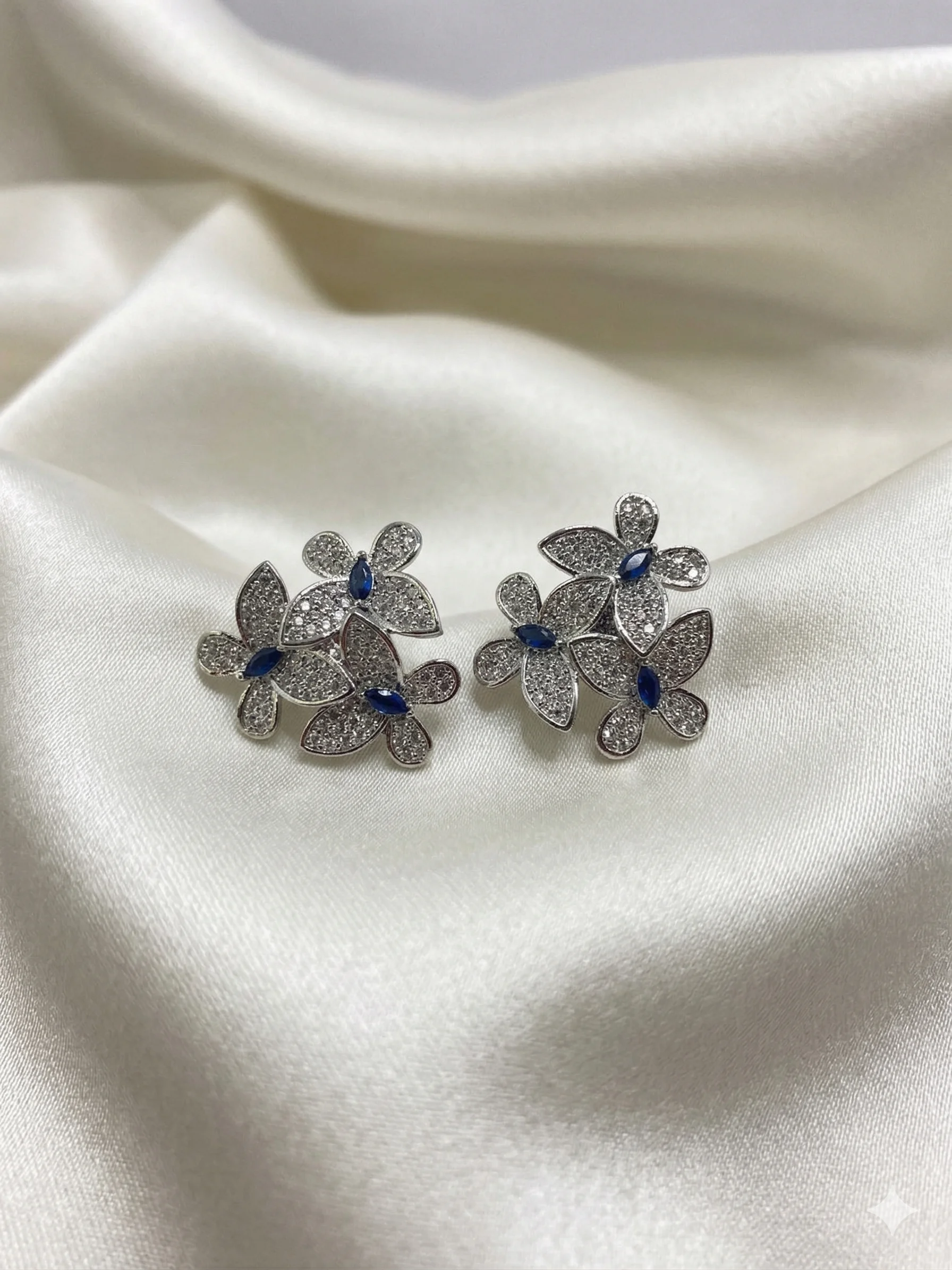 Brinco Floral Luxo Prateado 