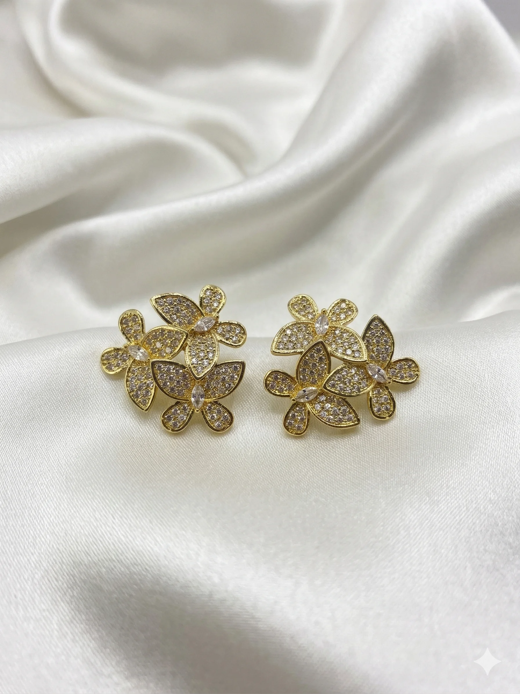 Brinco Floral Luxo Prateado com Detalhes pedras