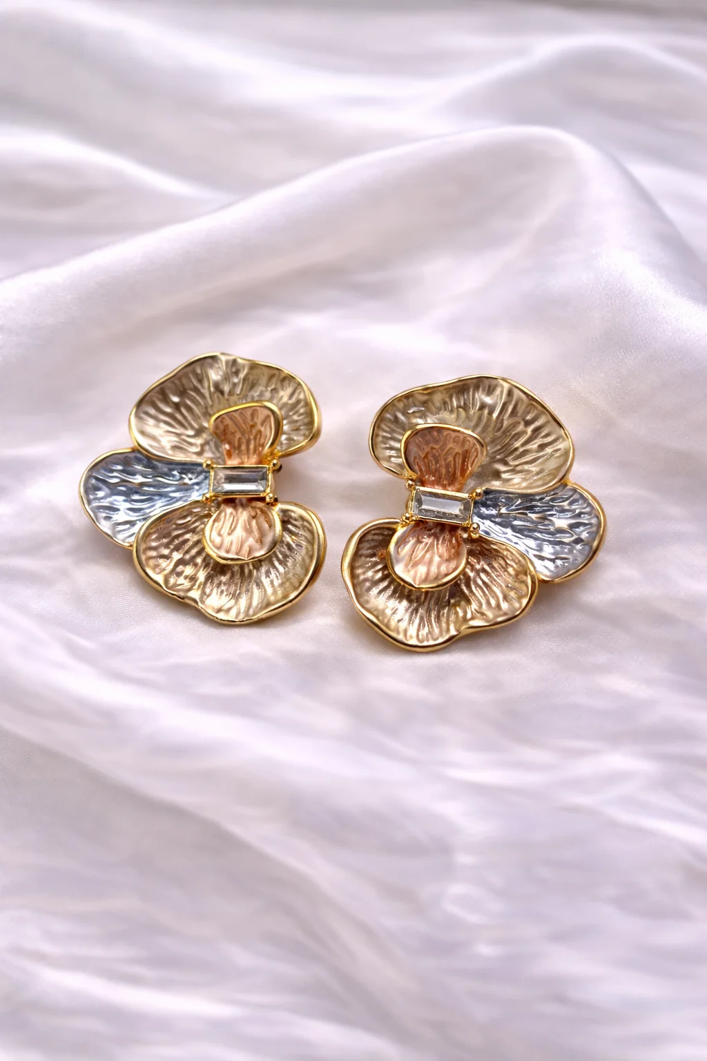 Brinco Flor Esmaltada Elegance com Cristal Central