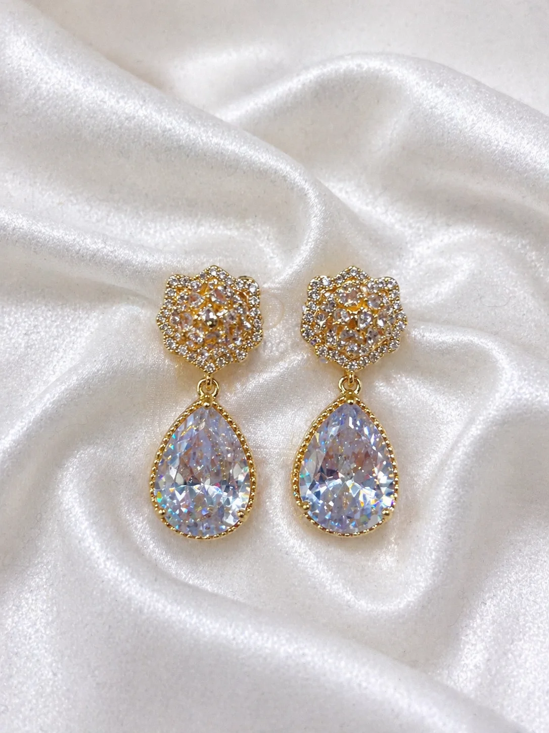 Brinco de Pressão Gota Luxo Cravejado Donna Bendita