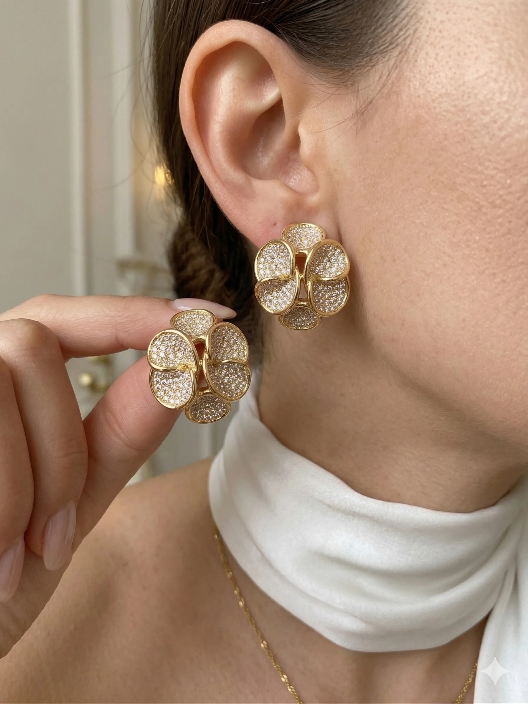 Brinco Flor de Liz Orgânica Cravejada