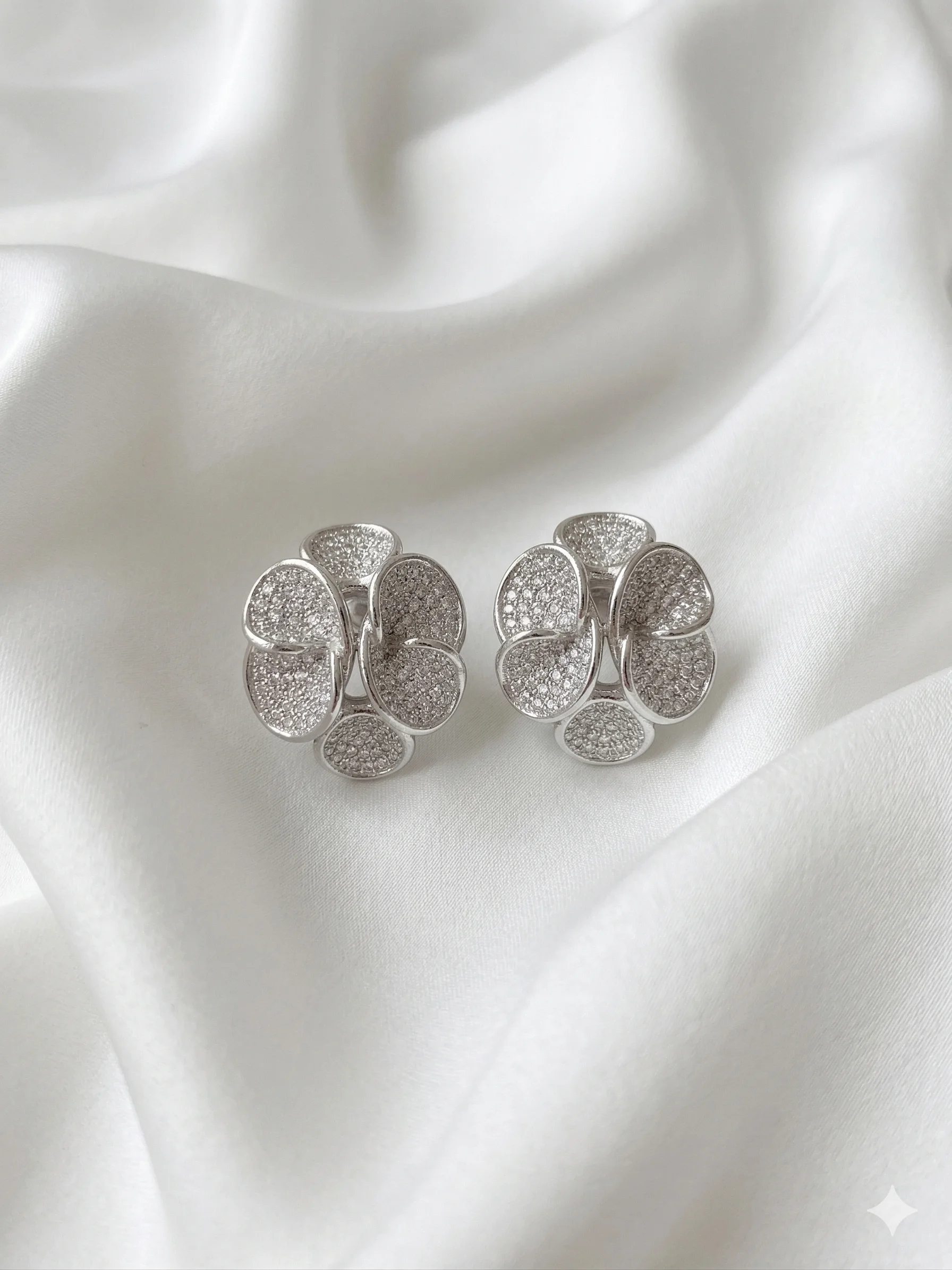 Brinco Flor de Liz Orgânica Cravejada