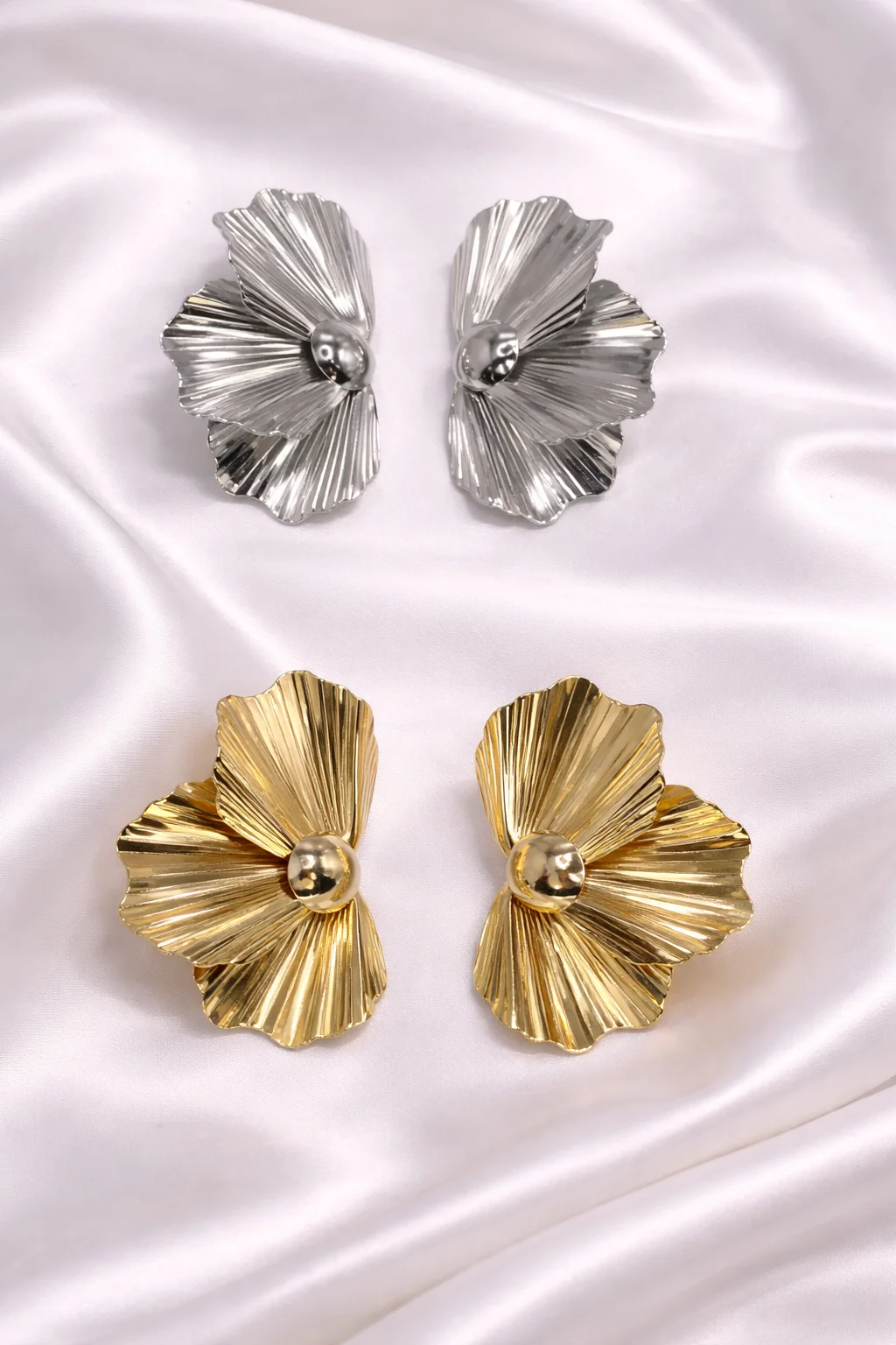 Brinco Flor Plissada Metalizada