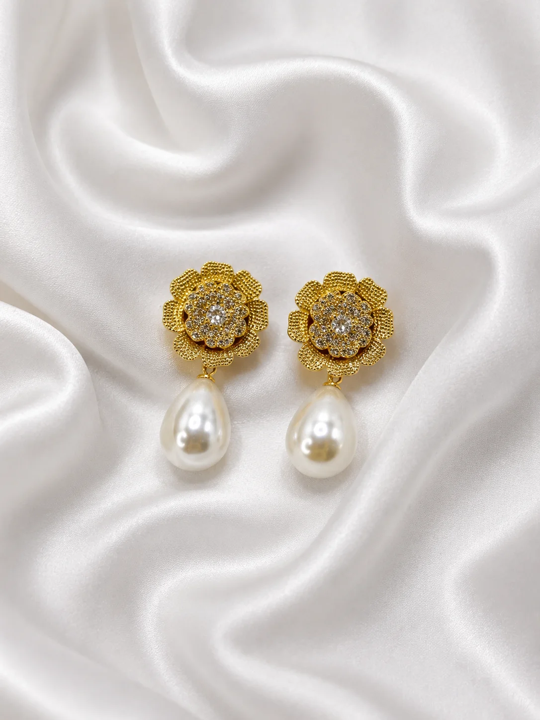 Brinco Flor Luxo com Pérola Gota