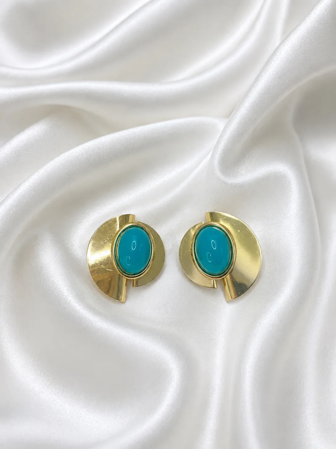 Brinco Geométrico Dourado com Pedra Oval Donna Bendita
