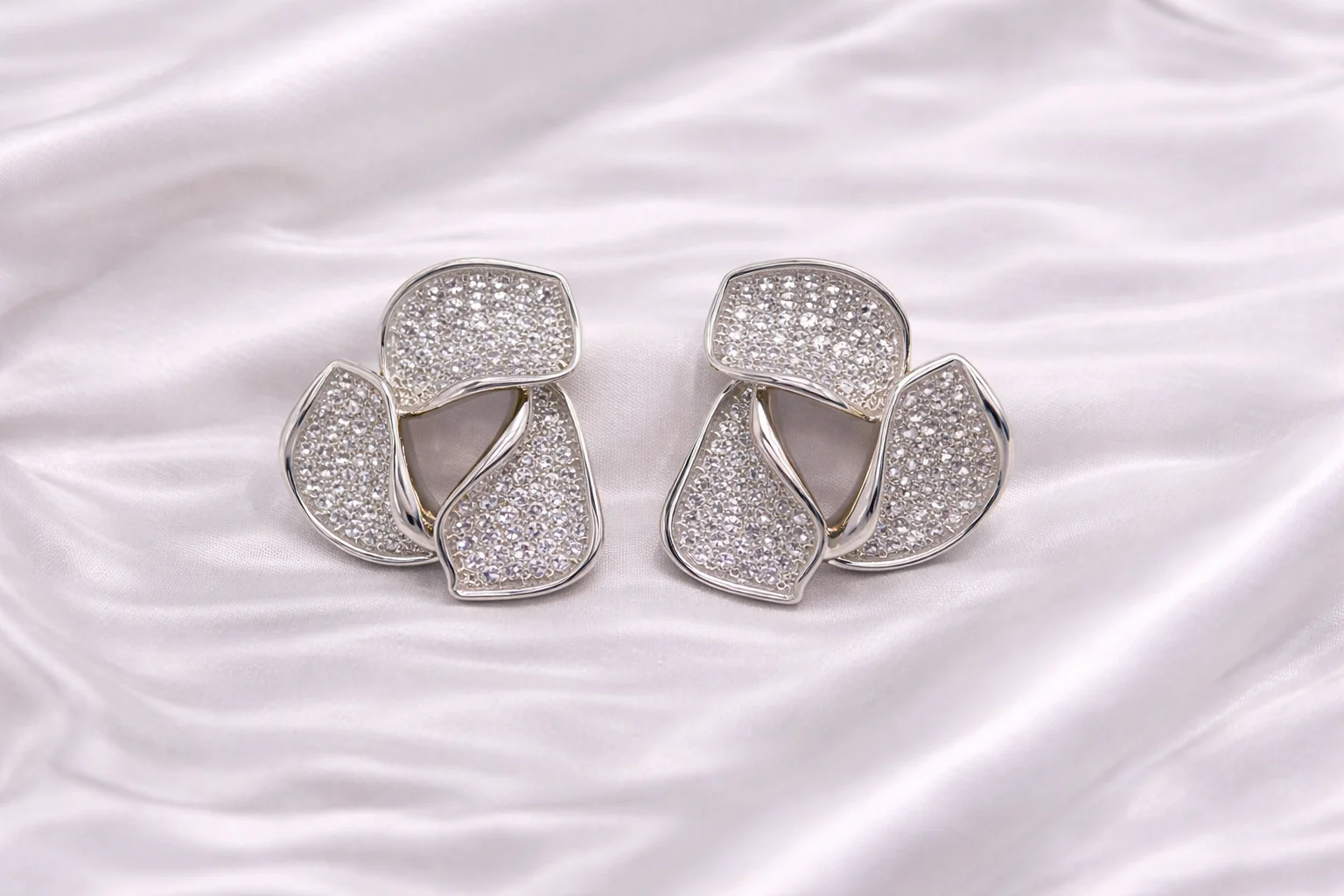 Brinco Geométrico Cravejado