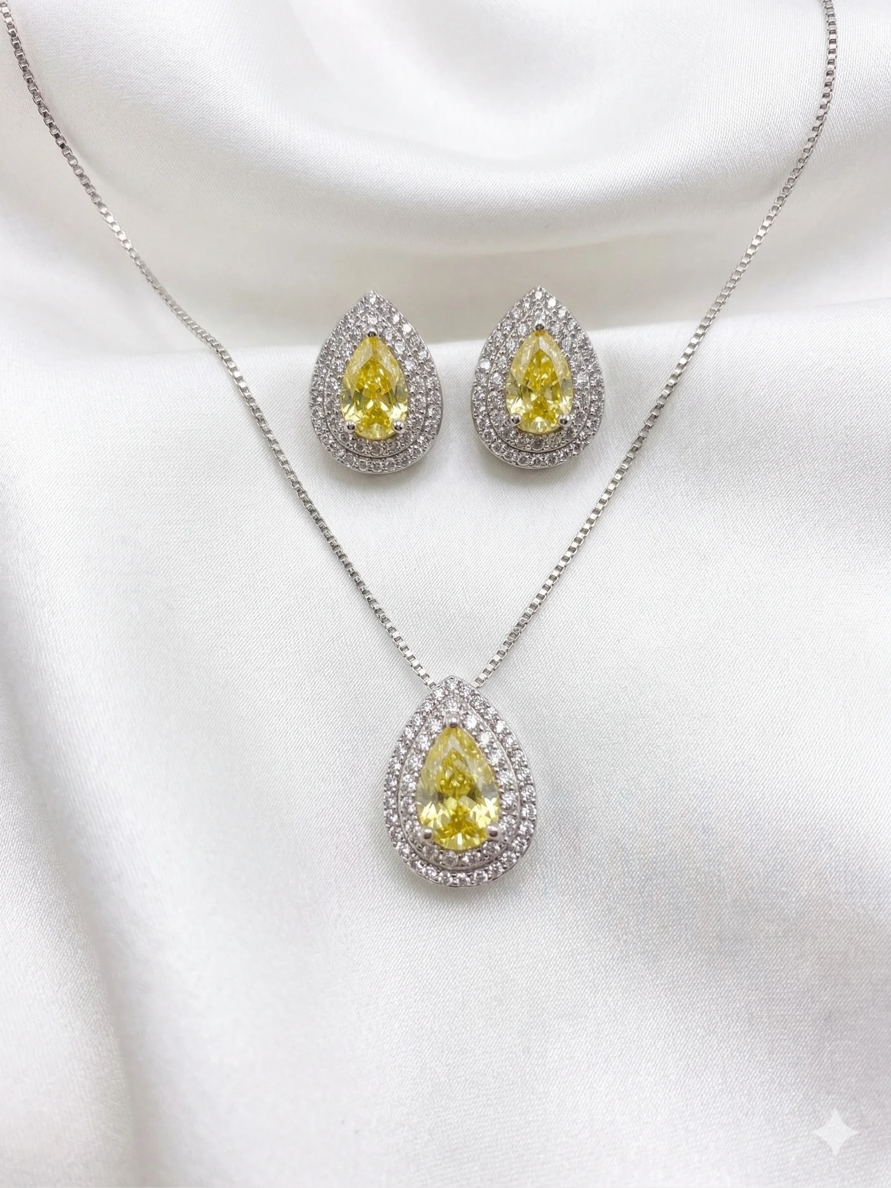 Conjunto Gota Colar e Brincos Cravejados com Cristal