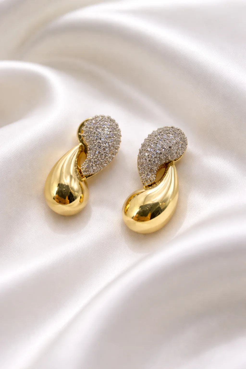 Brinco Gota Dupla Dourada com Cristais Brilhantes