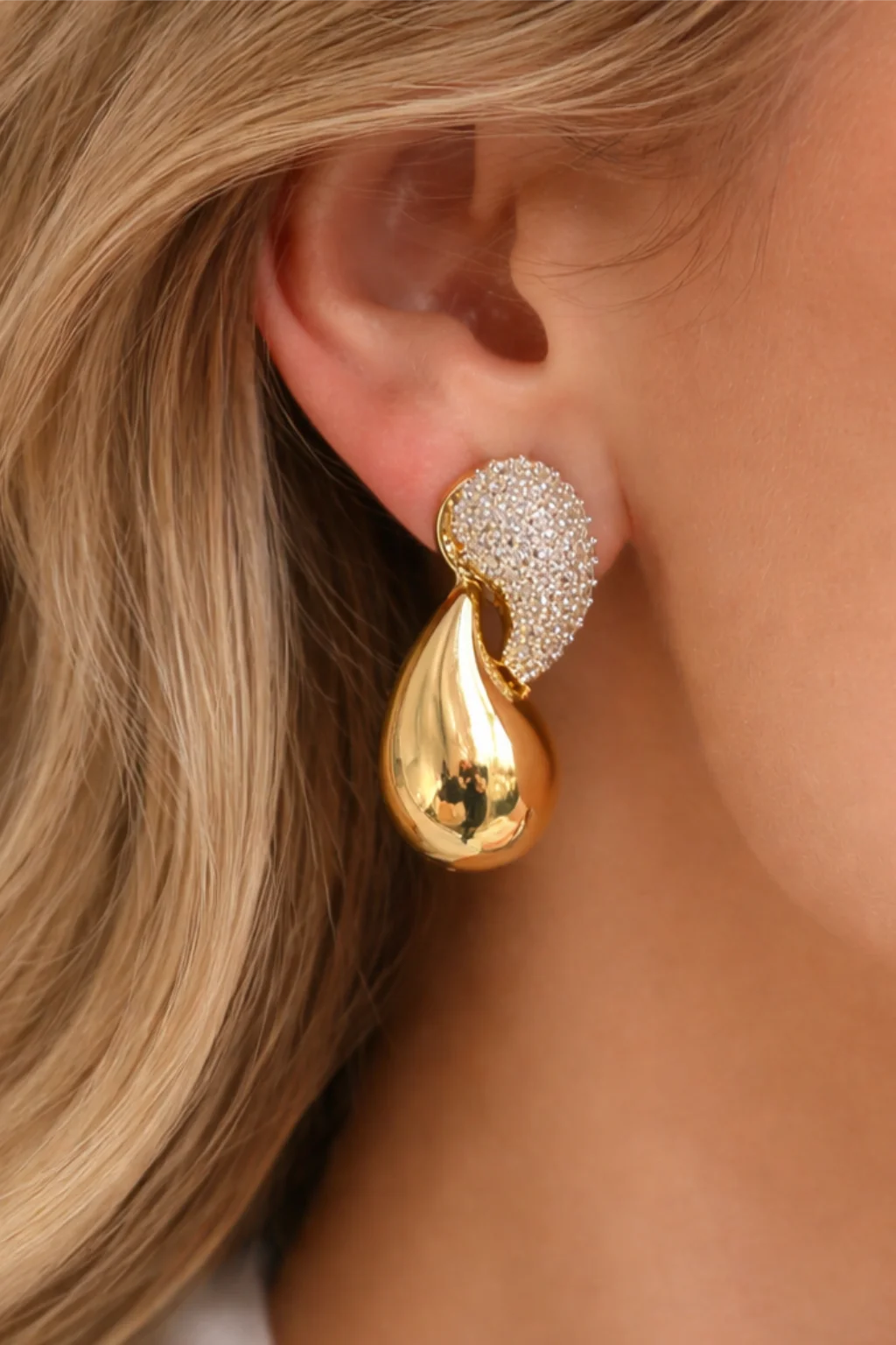 Brinco Gota Dupla Dourada com Cristais Brilhantes