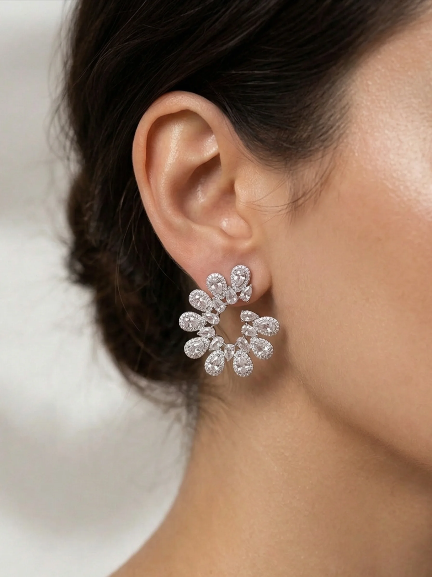 Brinco Maxi Flor de Zircônias Radiant