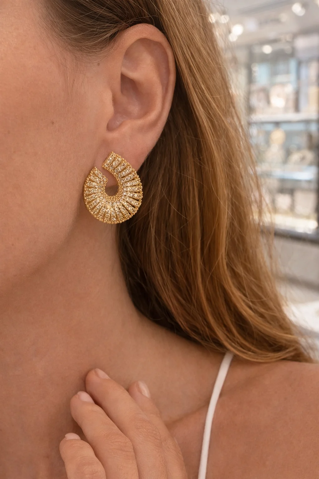 Brinco Gota Vazada Cravejado