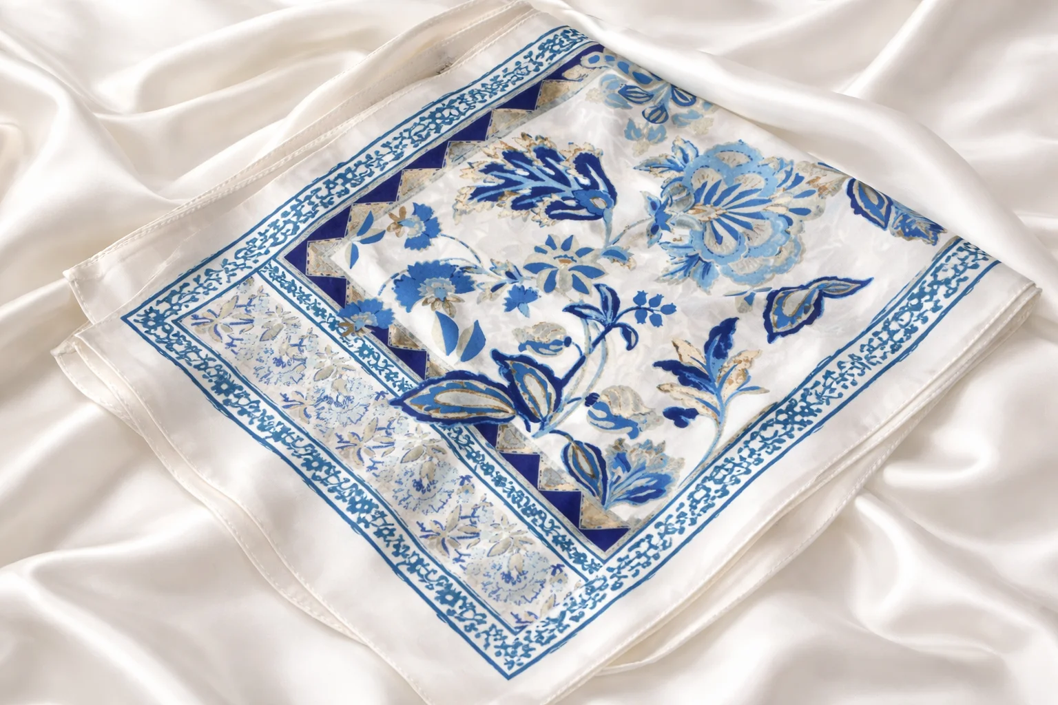 Lenço Floral Azul Porcelana Elegance