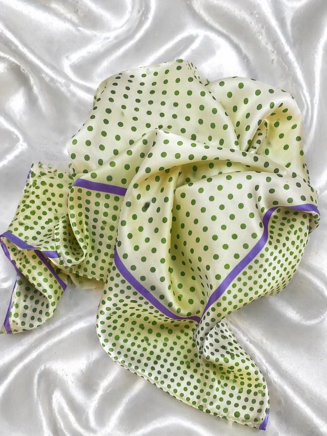 Lenço Seda Poá Verde com Acabamento Lilás