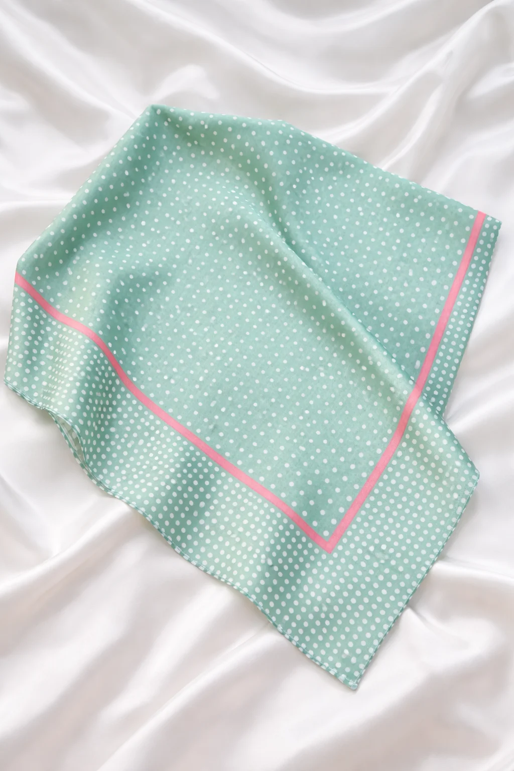 Lenço Poá Verde Menta com Acabamento Rosa