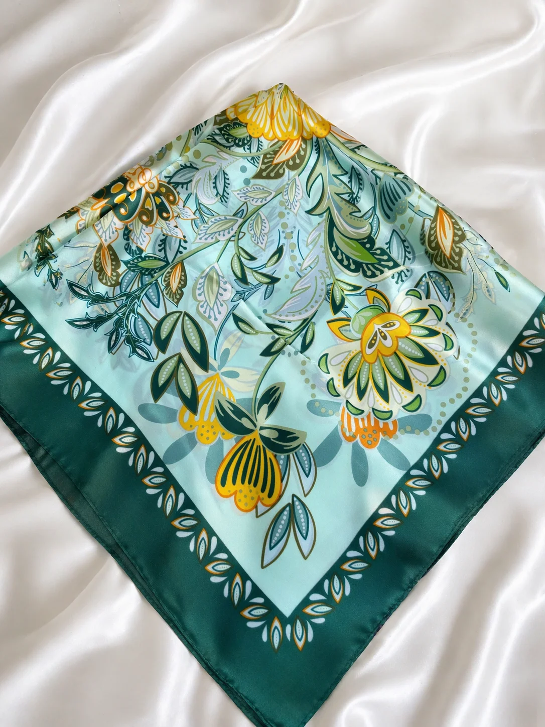 Lenço Floral Verde Elegance Donna Bendita