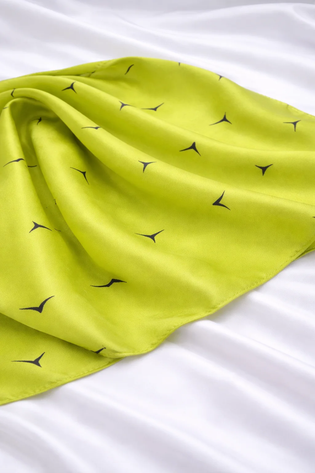 Lenço Acetinado com Estampa Minimalista