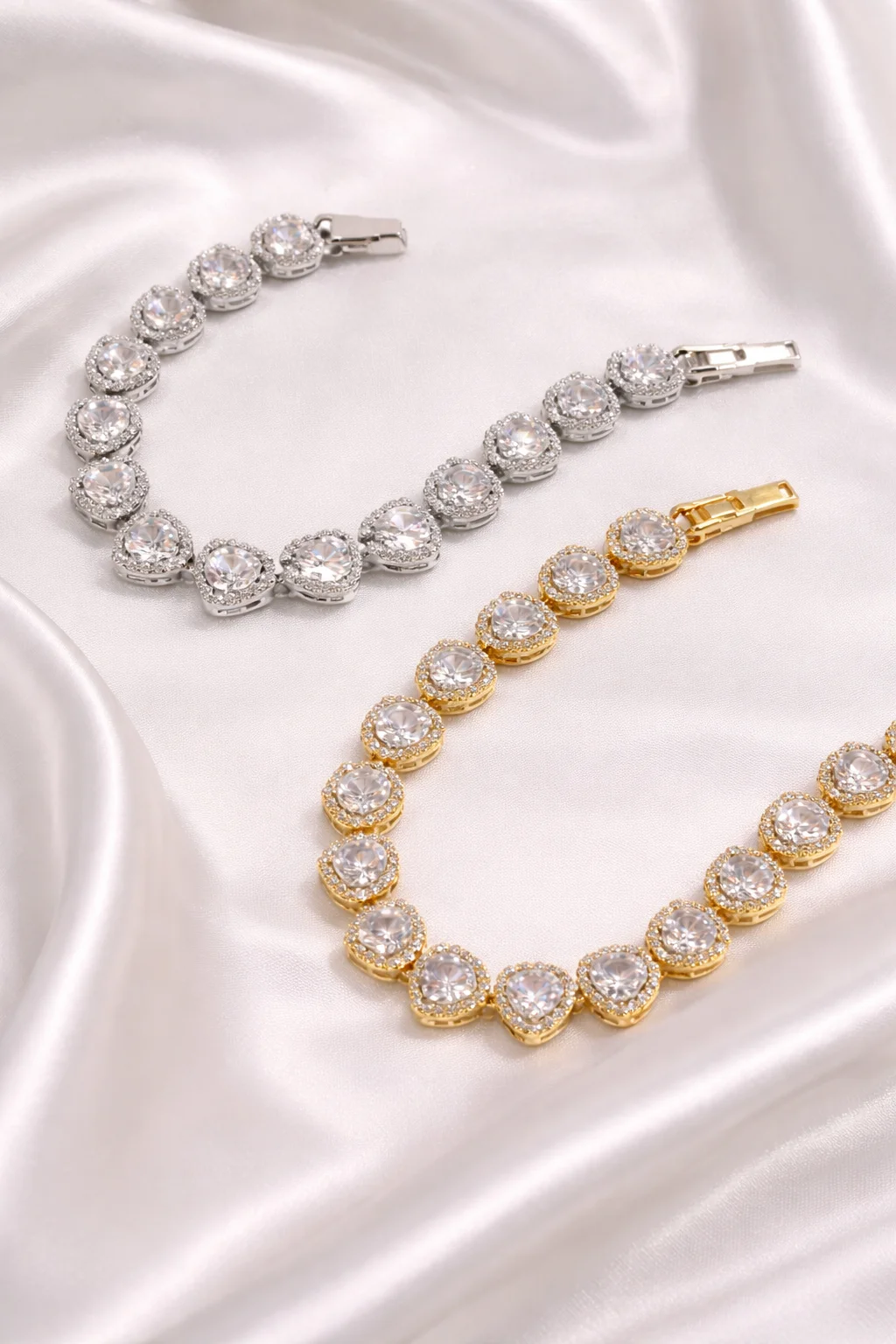 Pulseira Corações Cravejados com Brilho