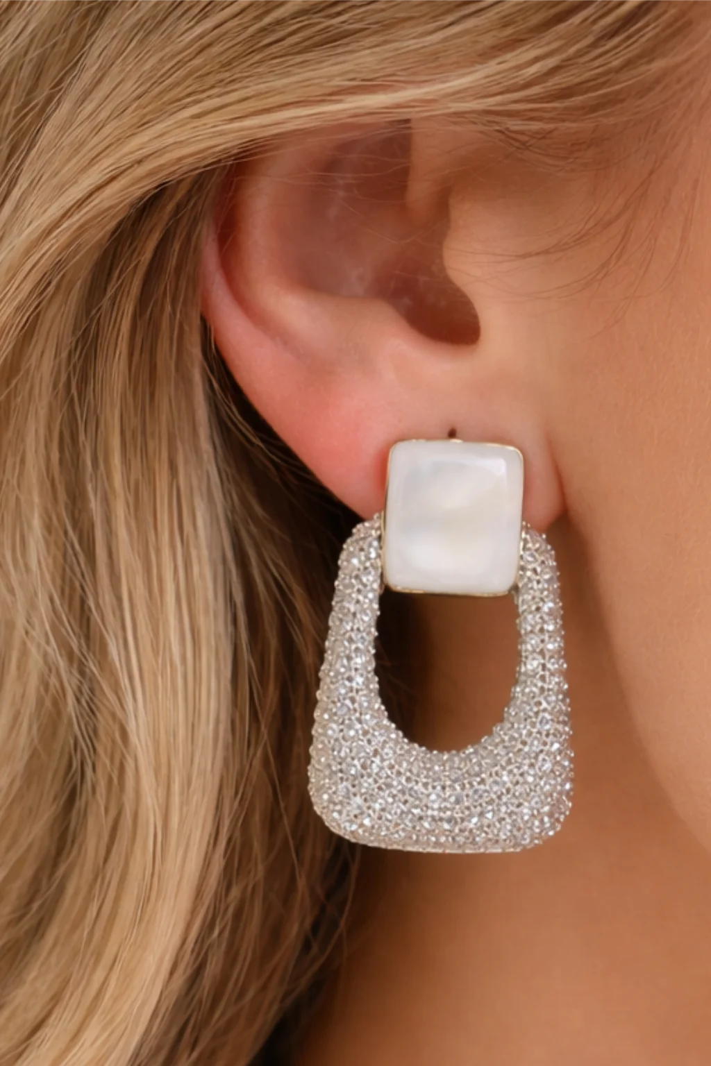 Brinco Geométrico Madrepérola com Cristais