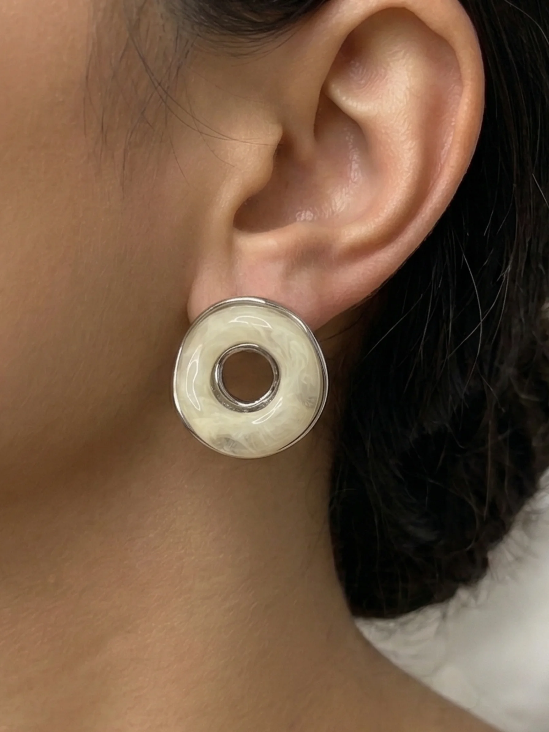 Brinco Resina Marmorizada Dourado Elegance