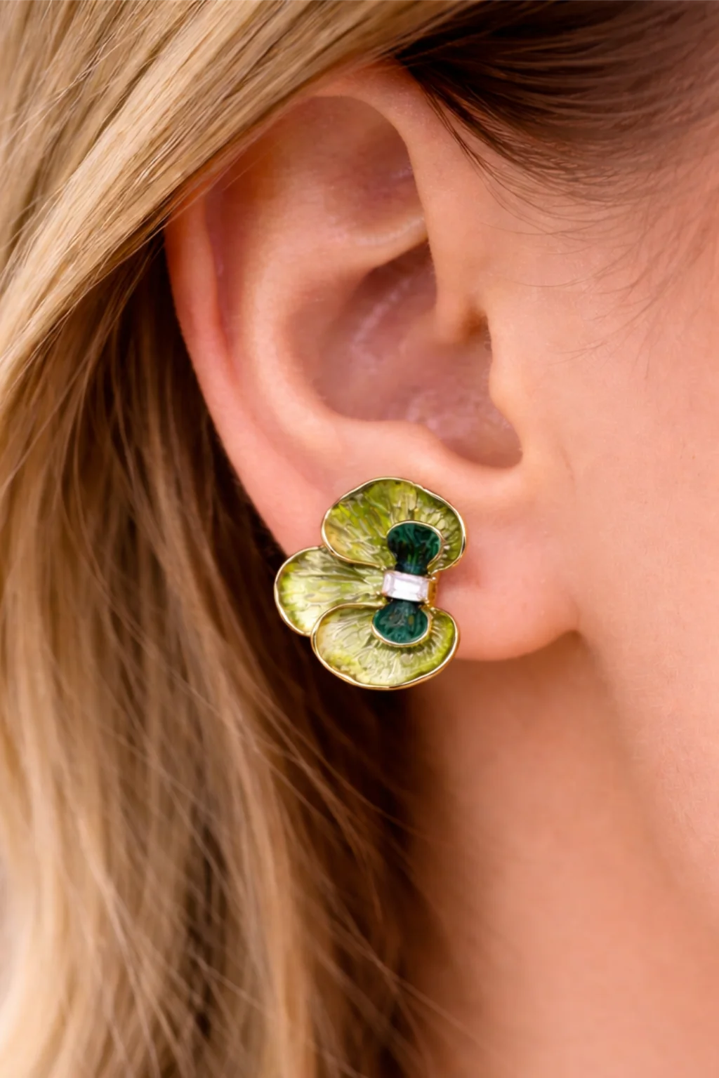 Brinco Flor Esmaltada Elegance com Cristal Central