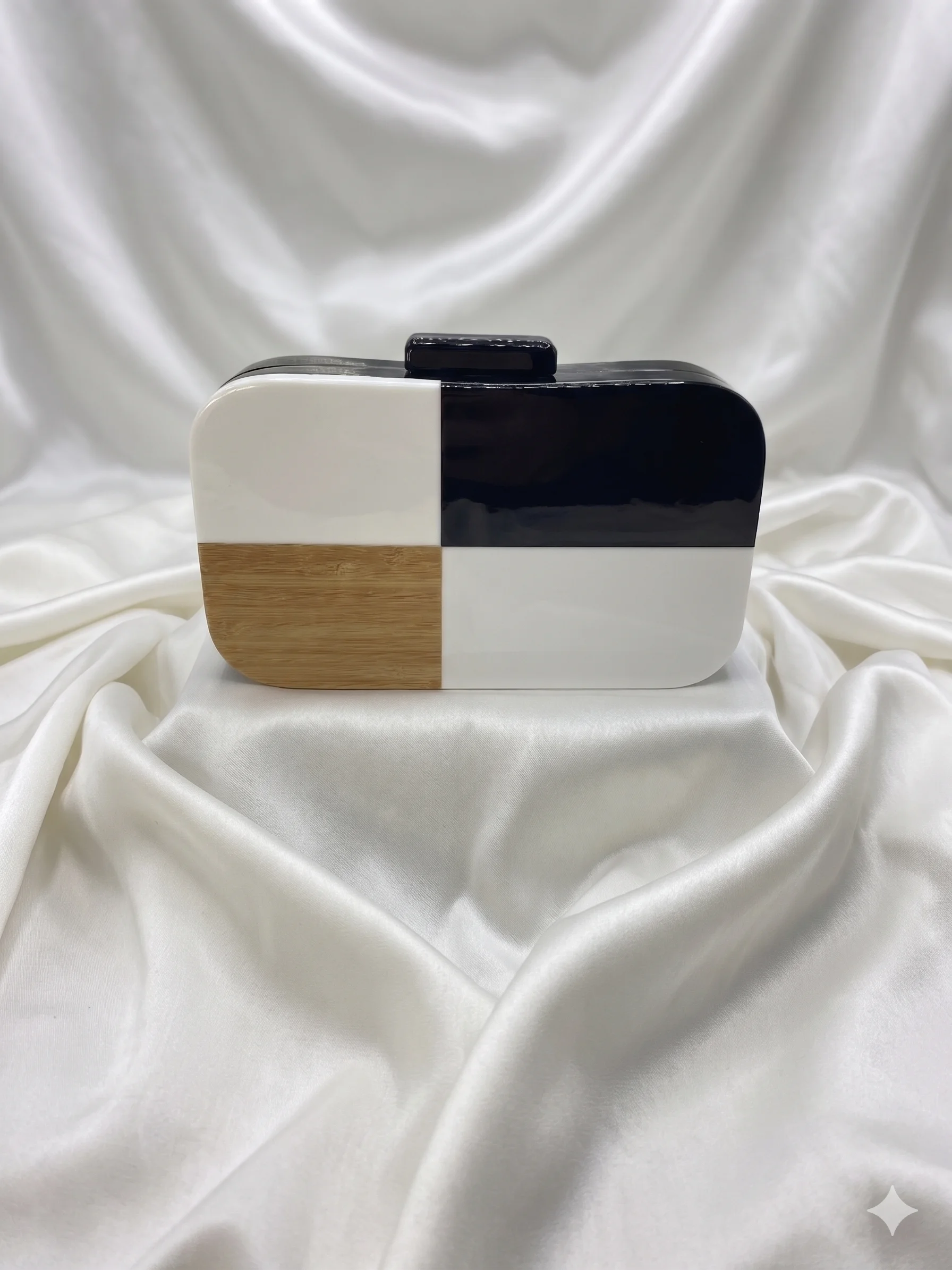 Clutch Geométrica Bicolor com Detalhe em Madeira