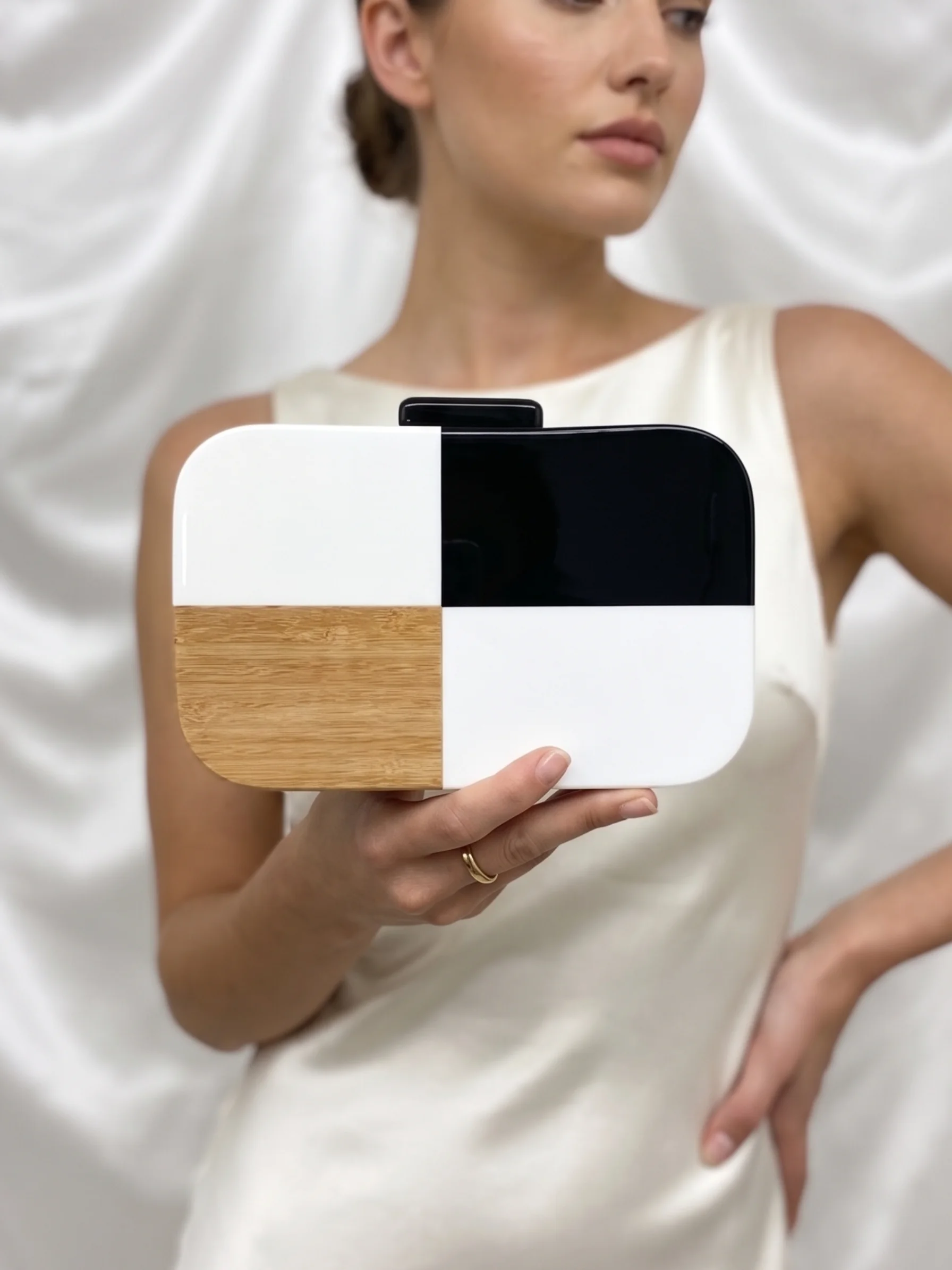 Clutch Geométrica Bicolor com Detalhe em Madeira