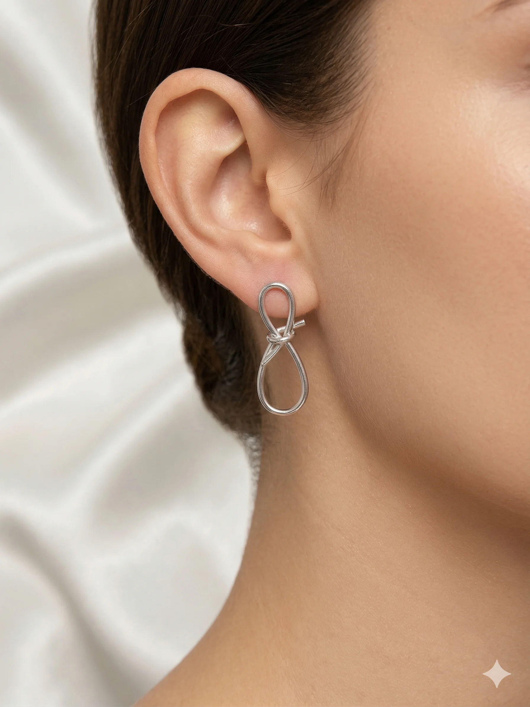 Brinco Pendente Nó Infinito Minimalista