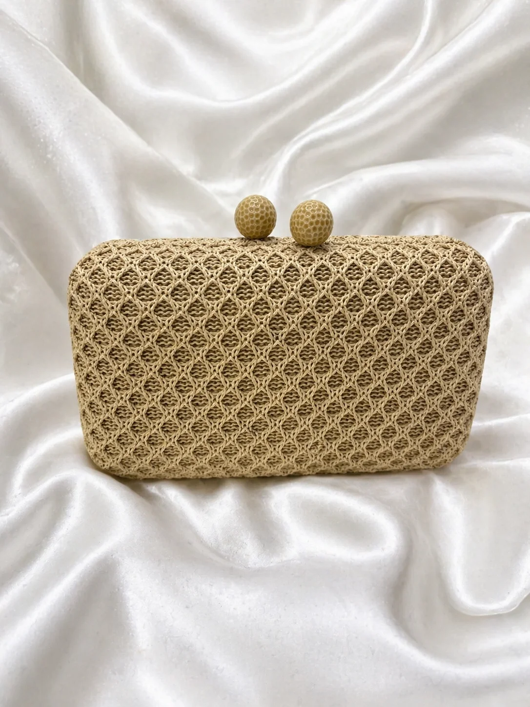 Clutch Natural Trançada com Fecho Esférico