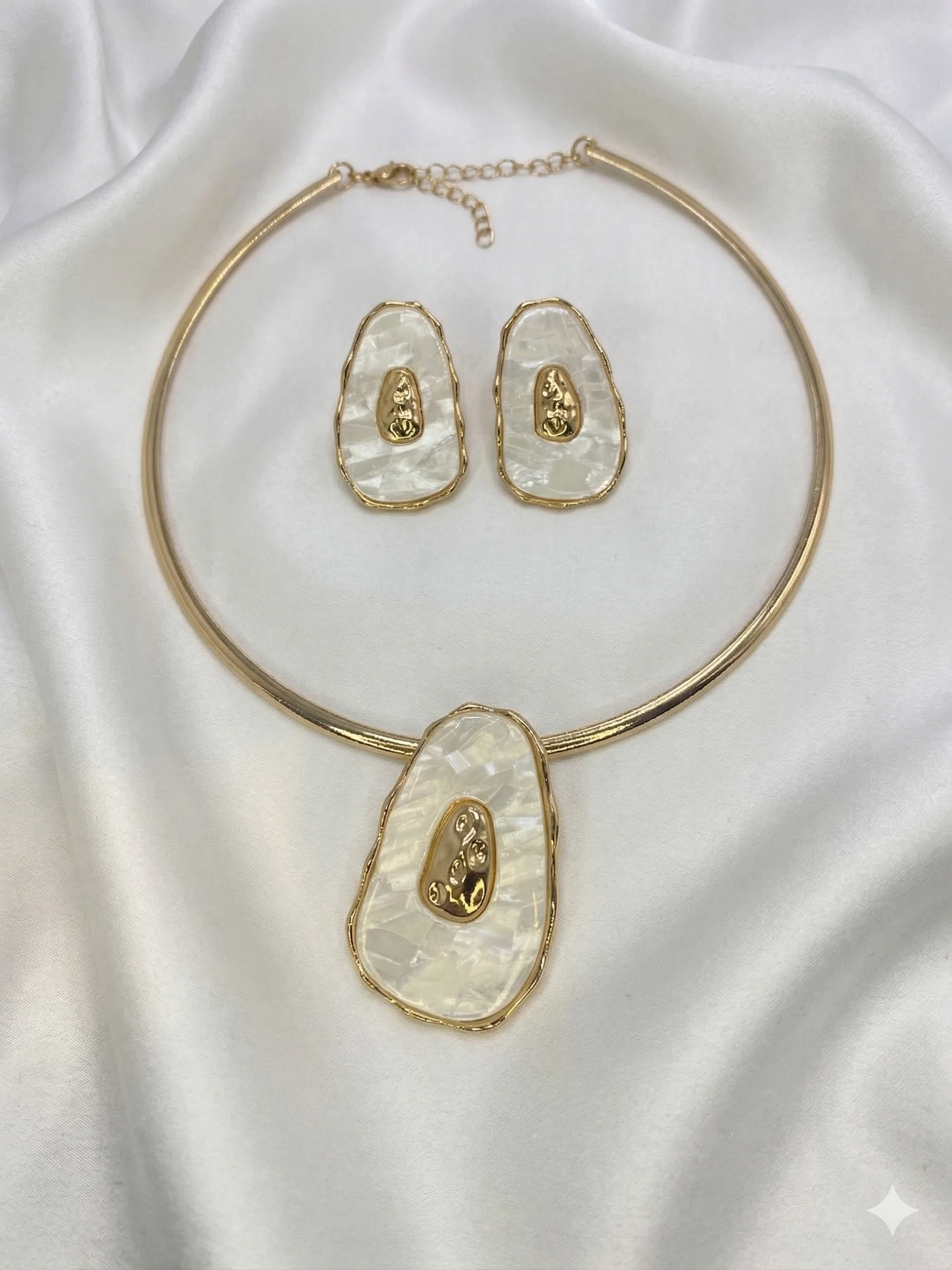 Conjunto Choker Aro e Brincos Donna Bendita - Resina Madreperola com Detalhe Martelado 