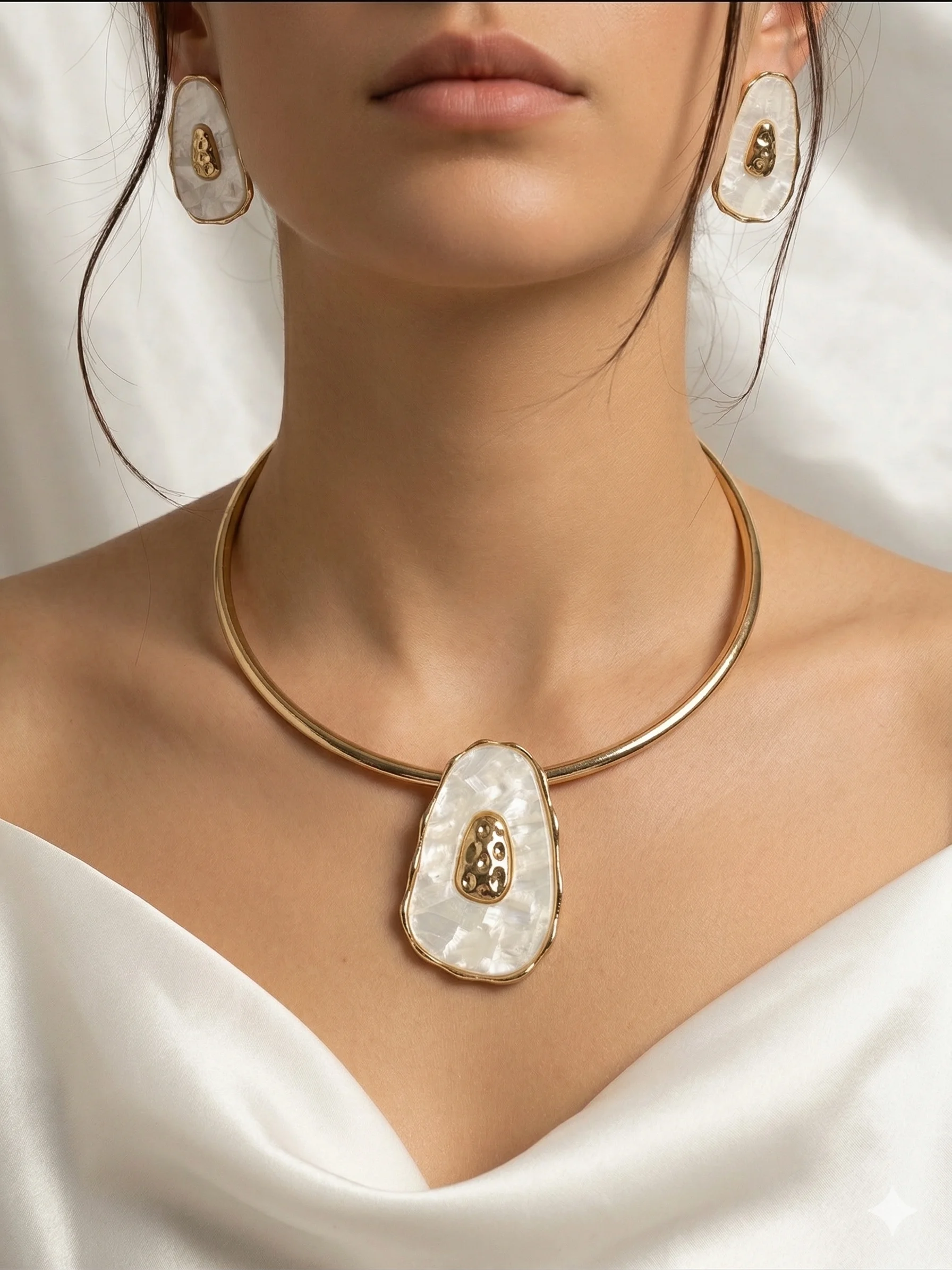 Conjunto Choker Aro e Brincos Donna Bendita - Resina Madreperola com Detalhe Martelado 