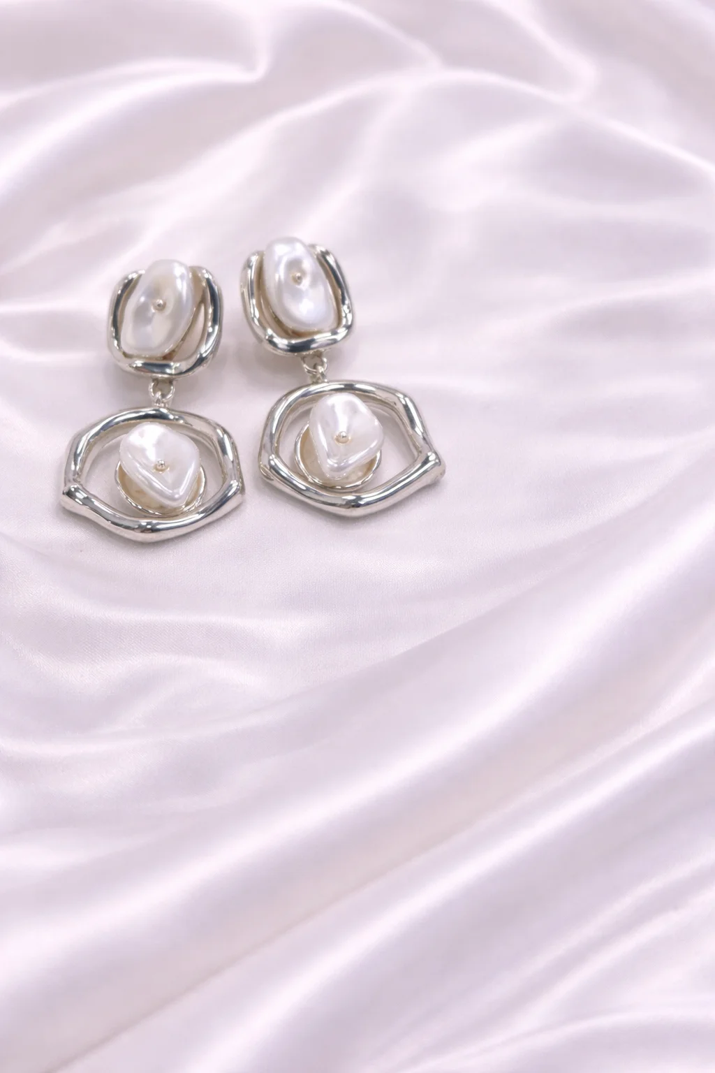 Brinco Perolado Contorno Vazado