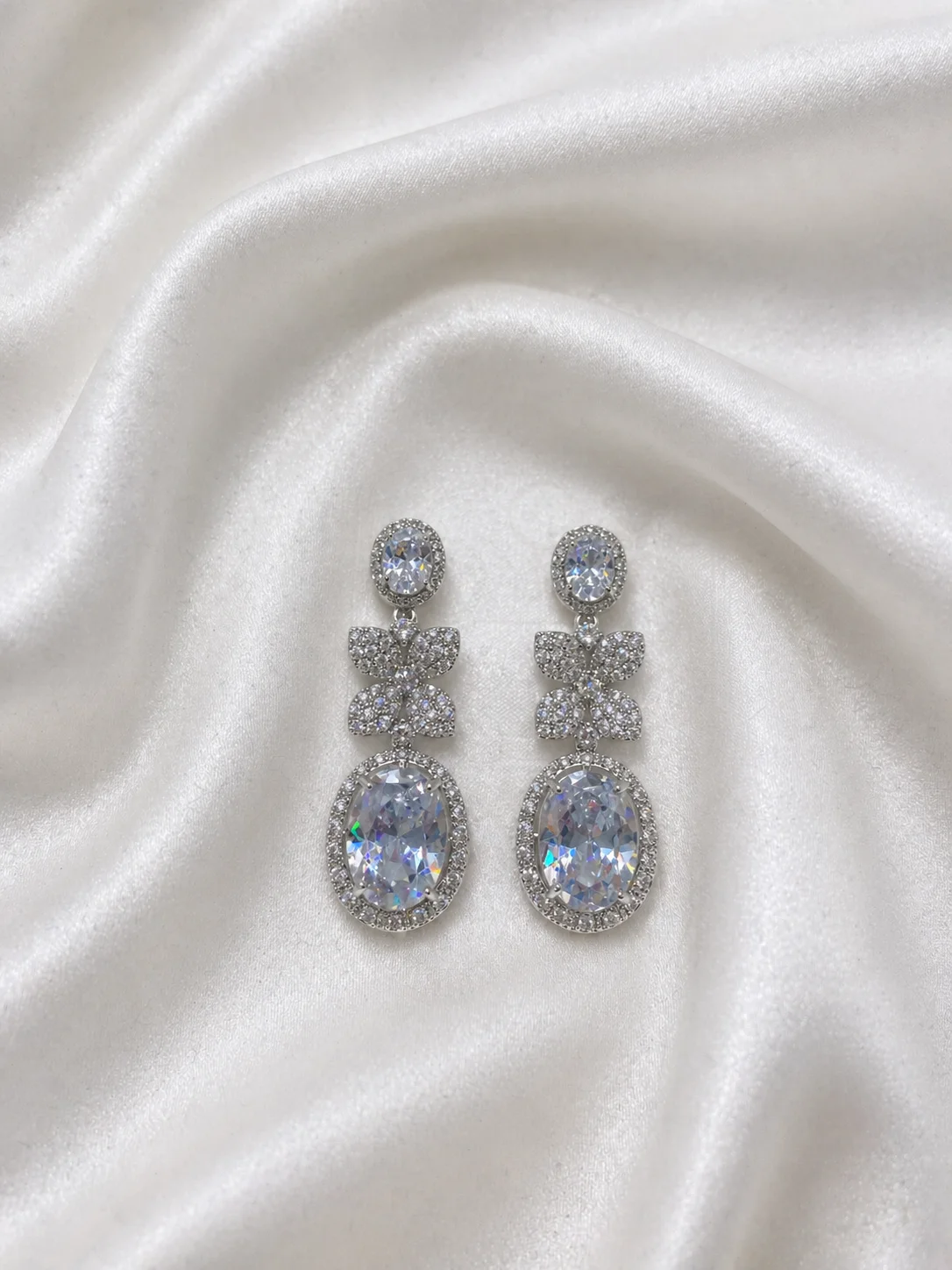 Brinco de Pressão Oval Cravejado Donna Bendita