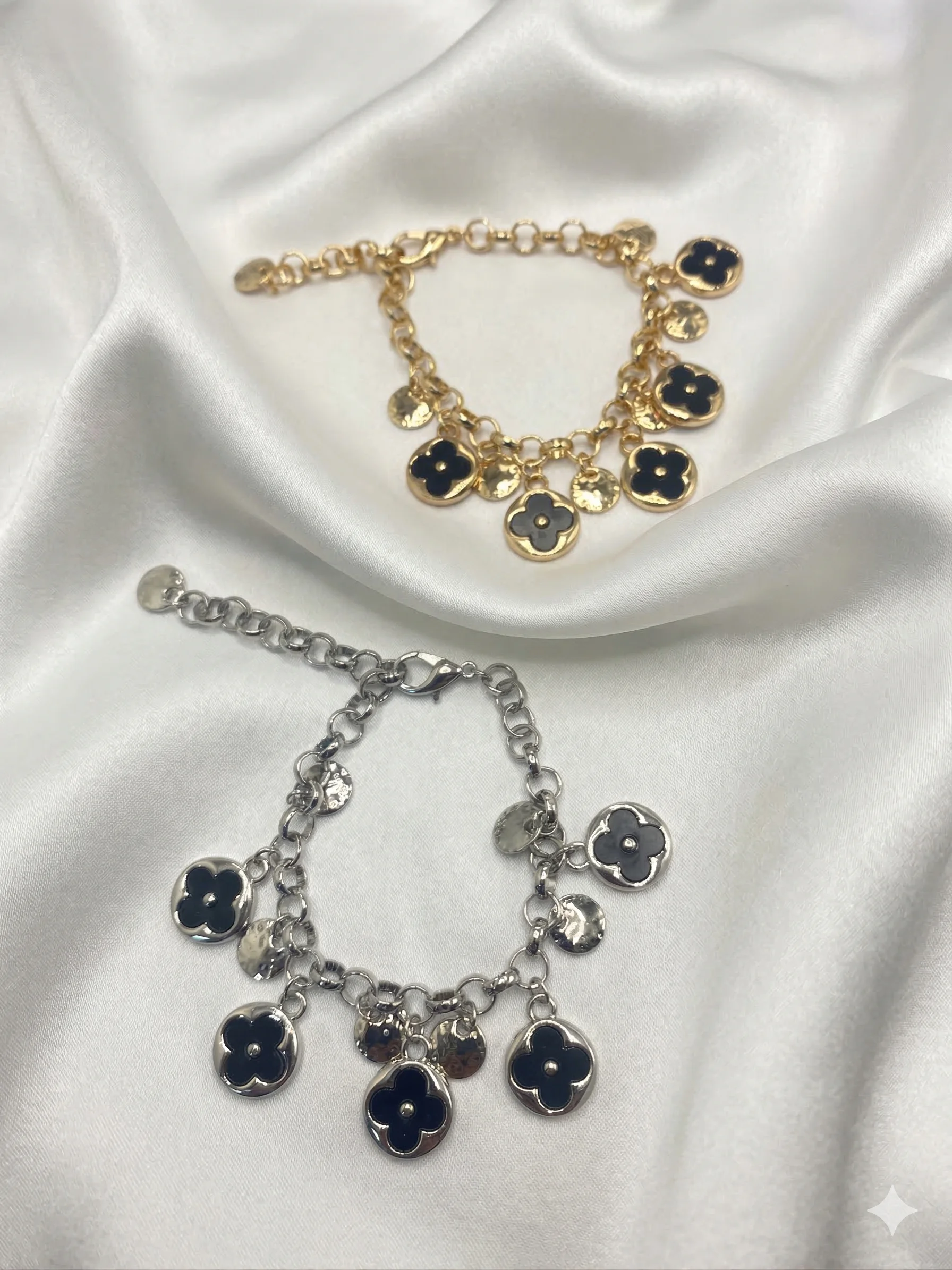 Pulseira Elo Português com Pingentes Trevo de Quatro Folhas e Medalhas