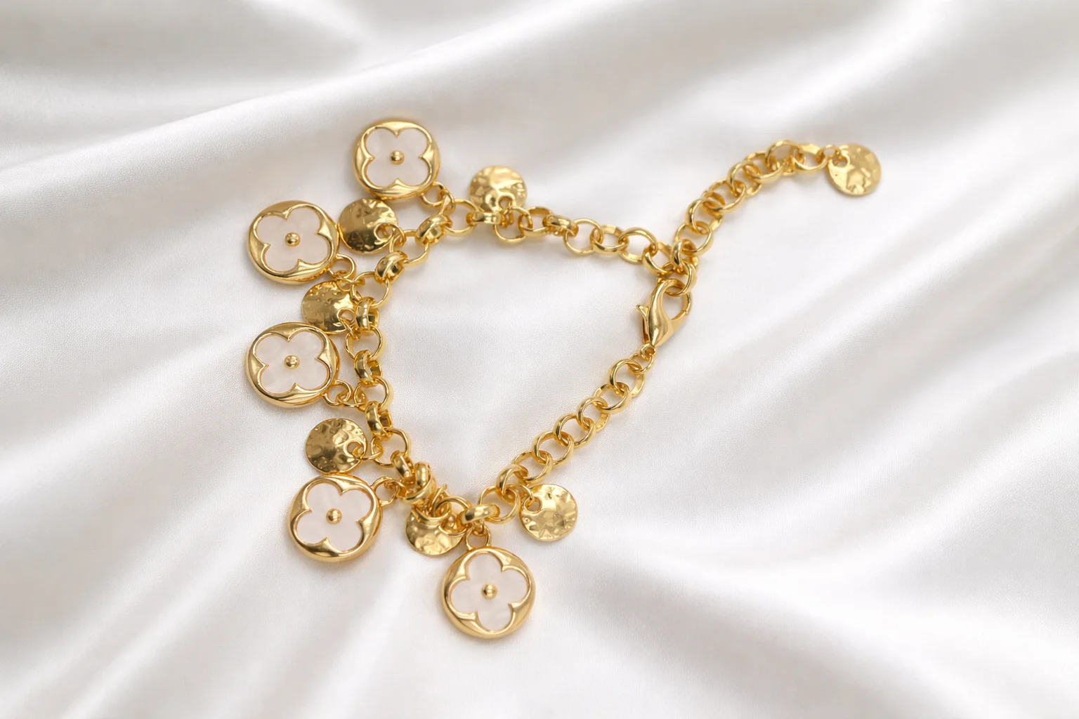 Pulseira Elo Português com Pingentes Trevo de Quatro Folhas e Medalhas