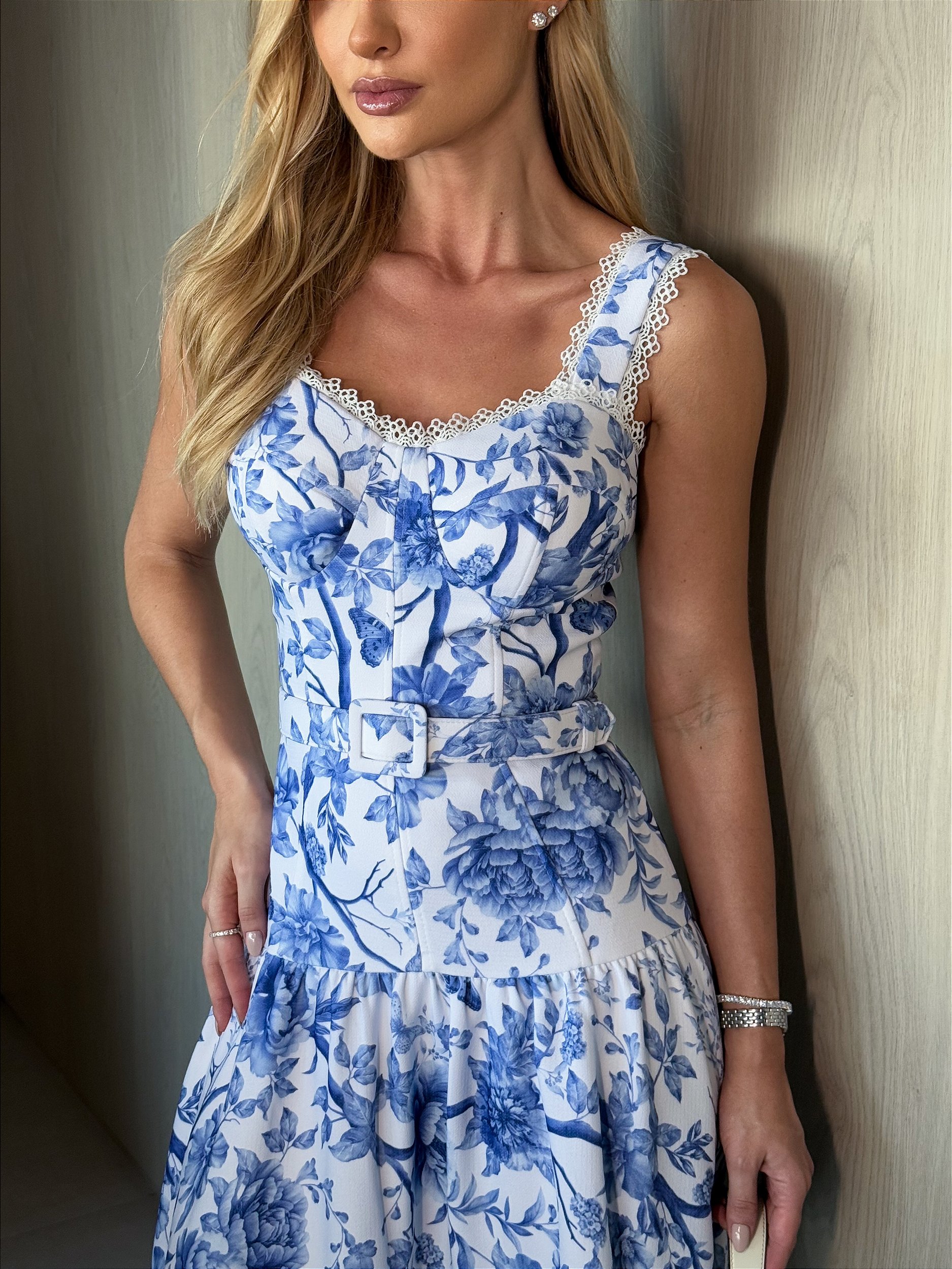 Vestido midi com estampa de flores azuis